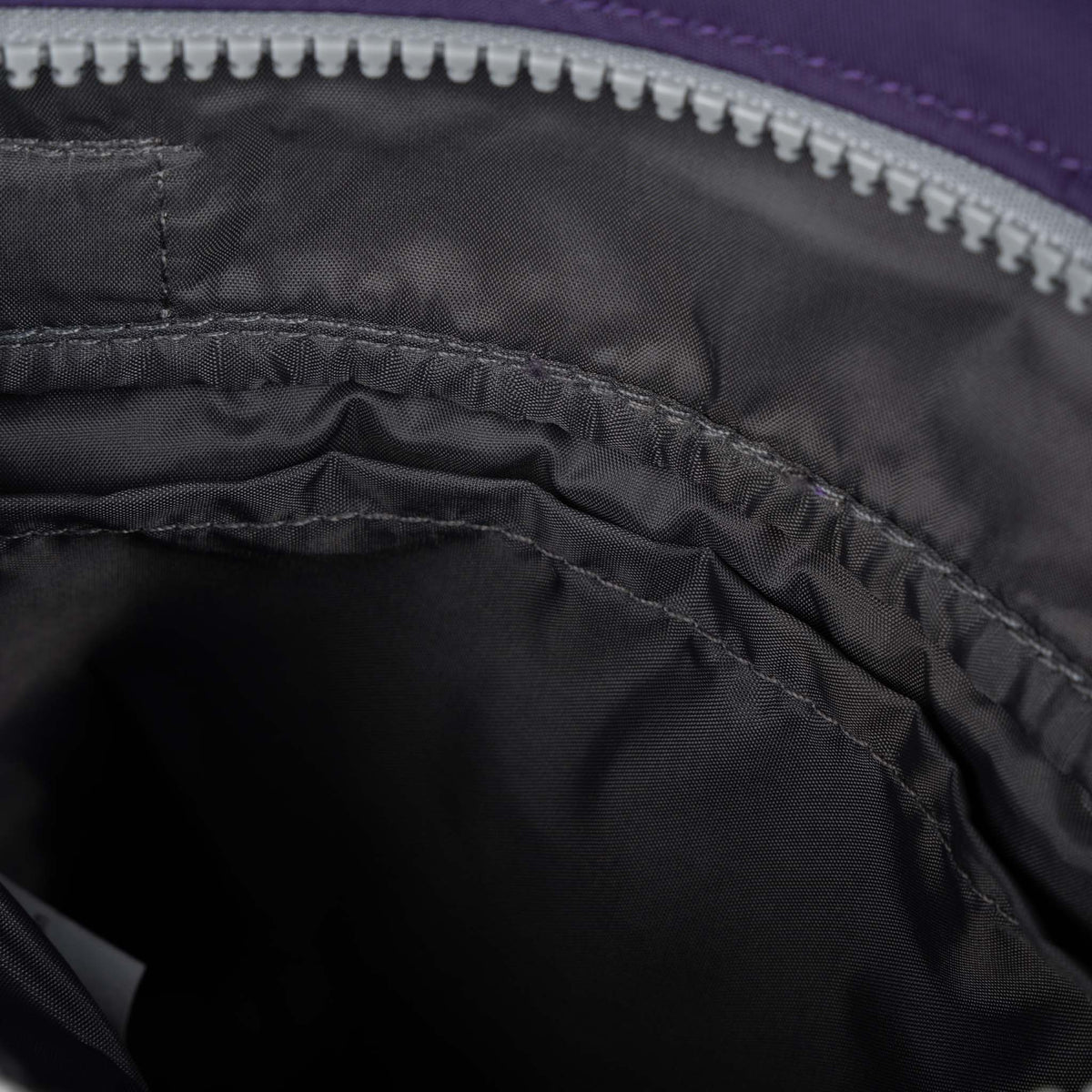 ROKA London - Stratford S crossbody-väska #Färg_Majestic_Purple