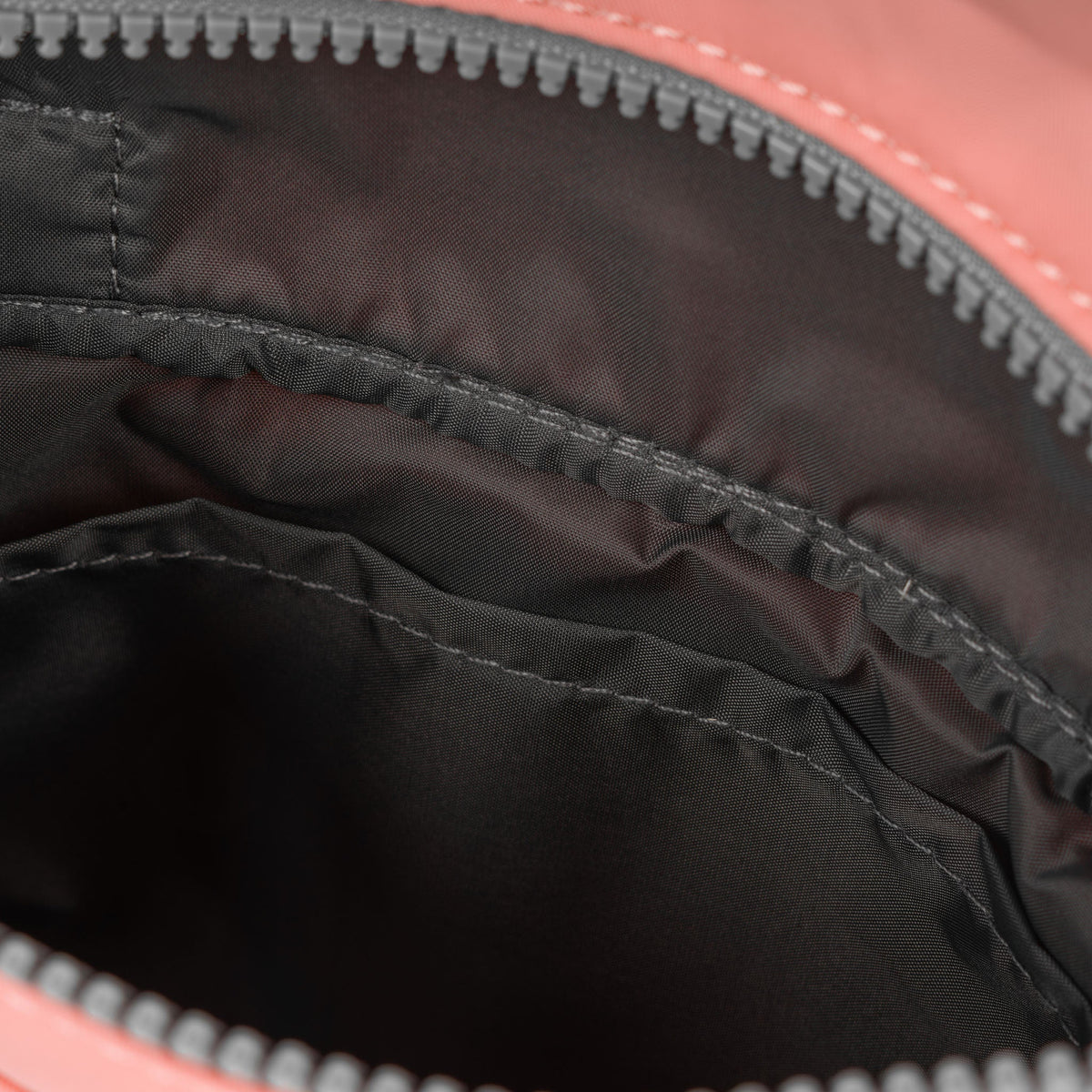 ROKA London - Stratford S crossbody-väska #Färg_Punch