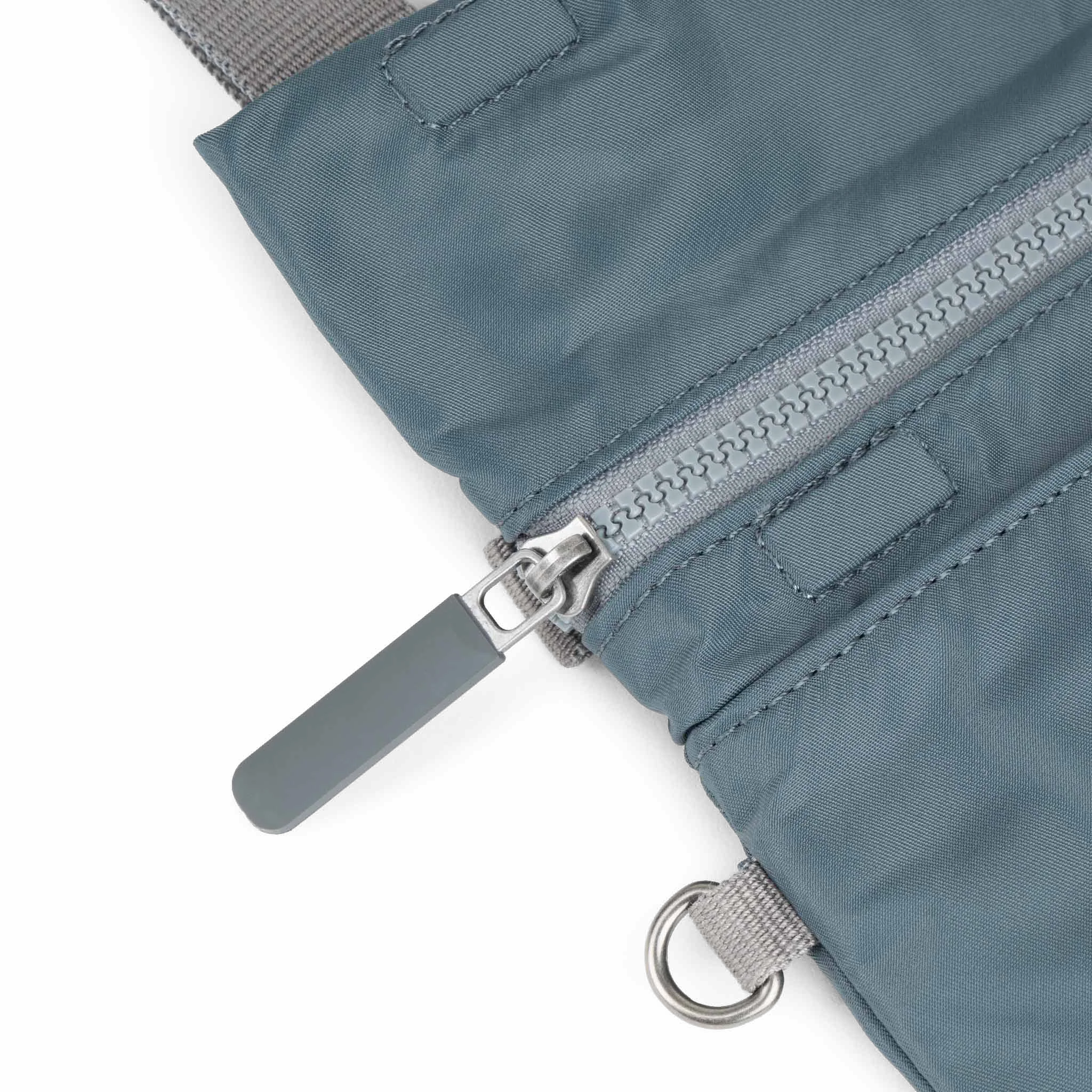 ROKA London - Stratford S crossbody-väska #Färg_Smoke