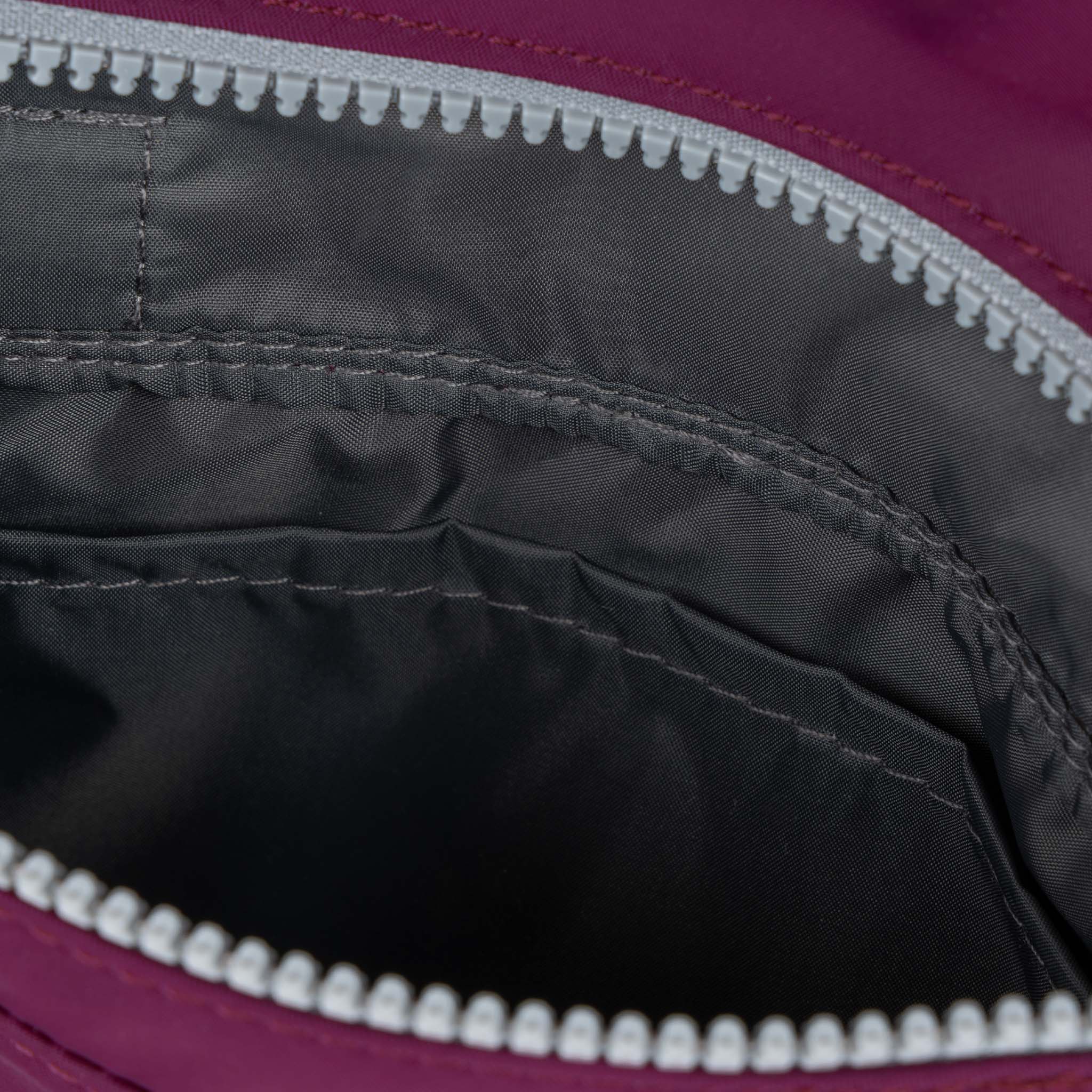 ROKA London - Stratford S crossbody-väska #Färg_Royal_Burgundy