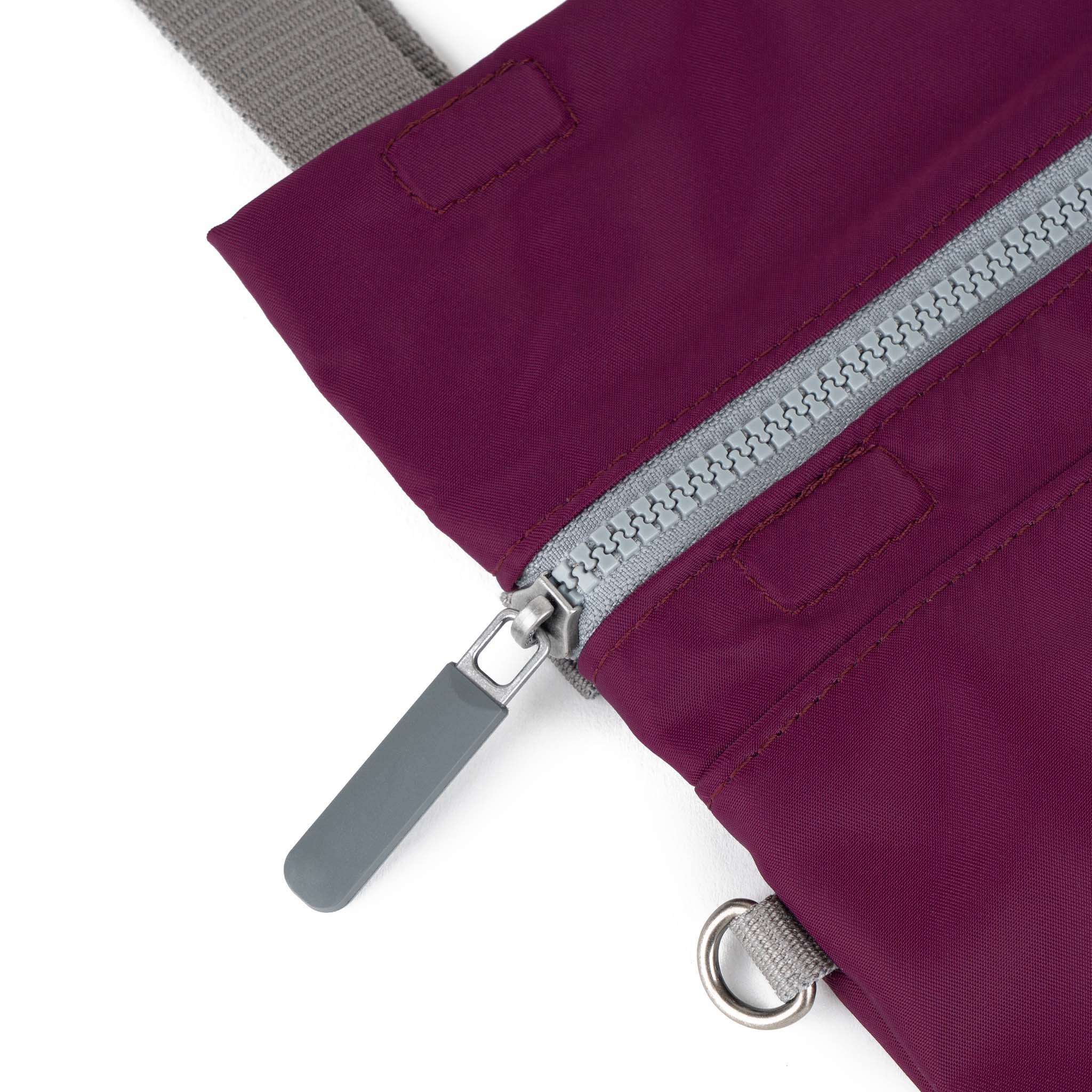 ROKA London - Stratford S crossbody-väska #Färg_Royal_Burgundy
