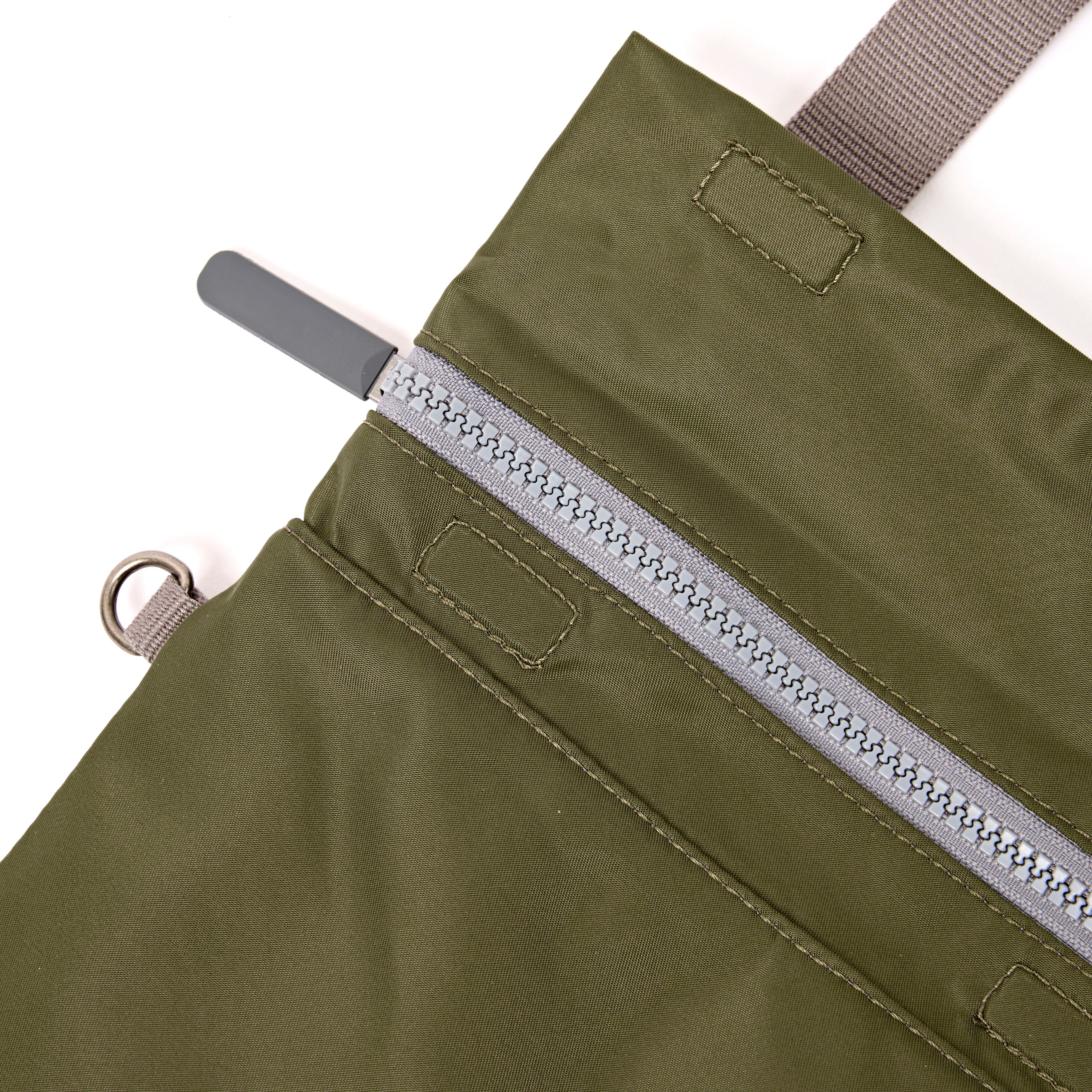 ROKA London - Stratford S crossbody-väska #Färg_Chive