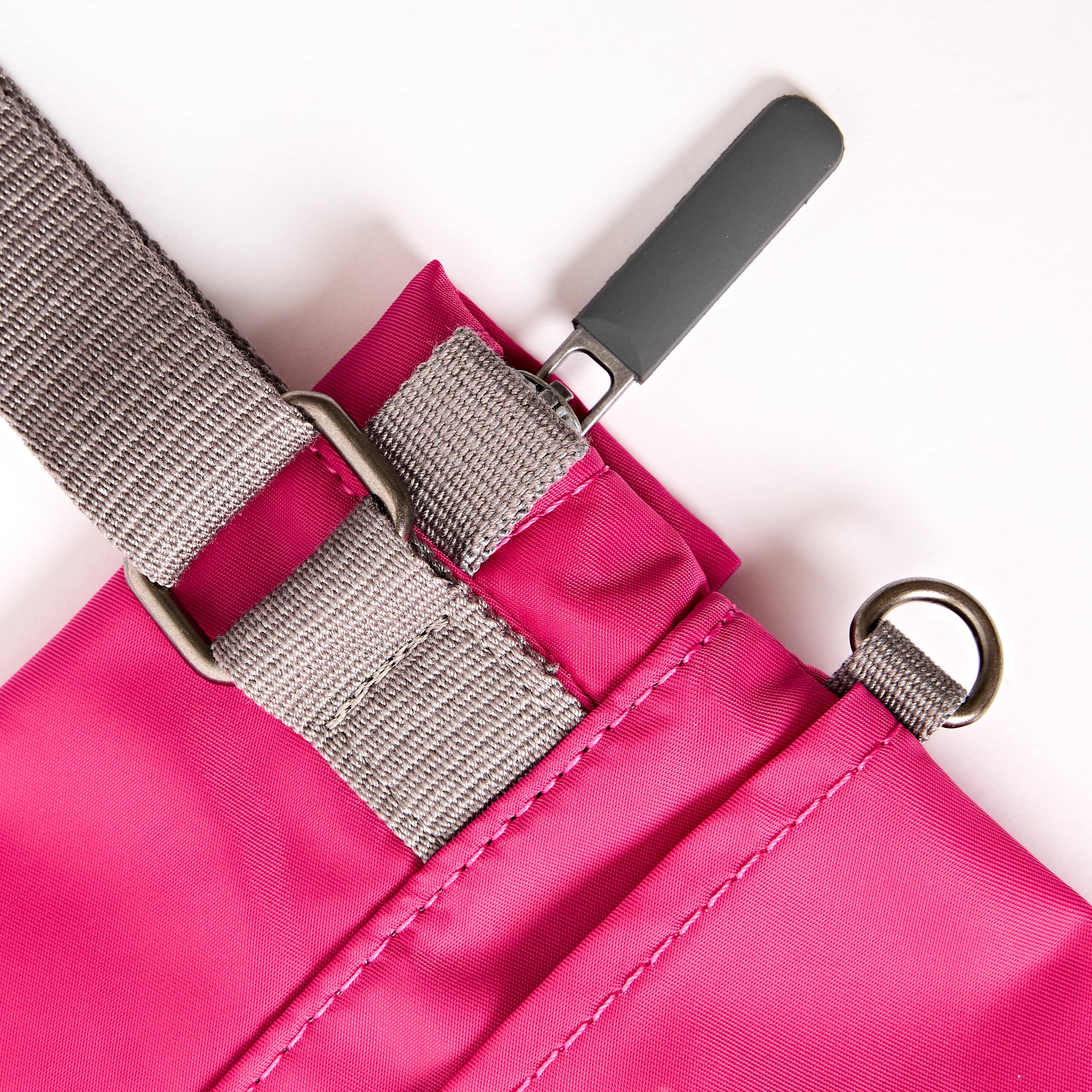 ROKA London - Stratford S crossbody-väska #Färg_Granita_Red