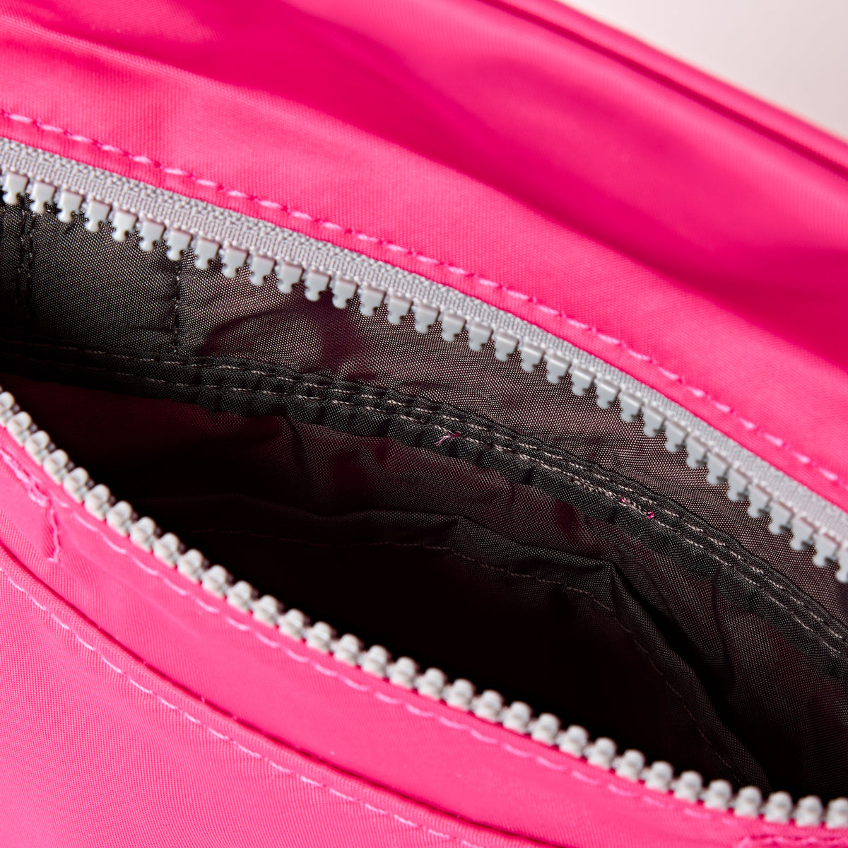 ROKA London - Stratford S crossbody-väska #Färg_Granita_Red