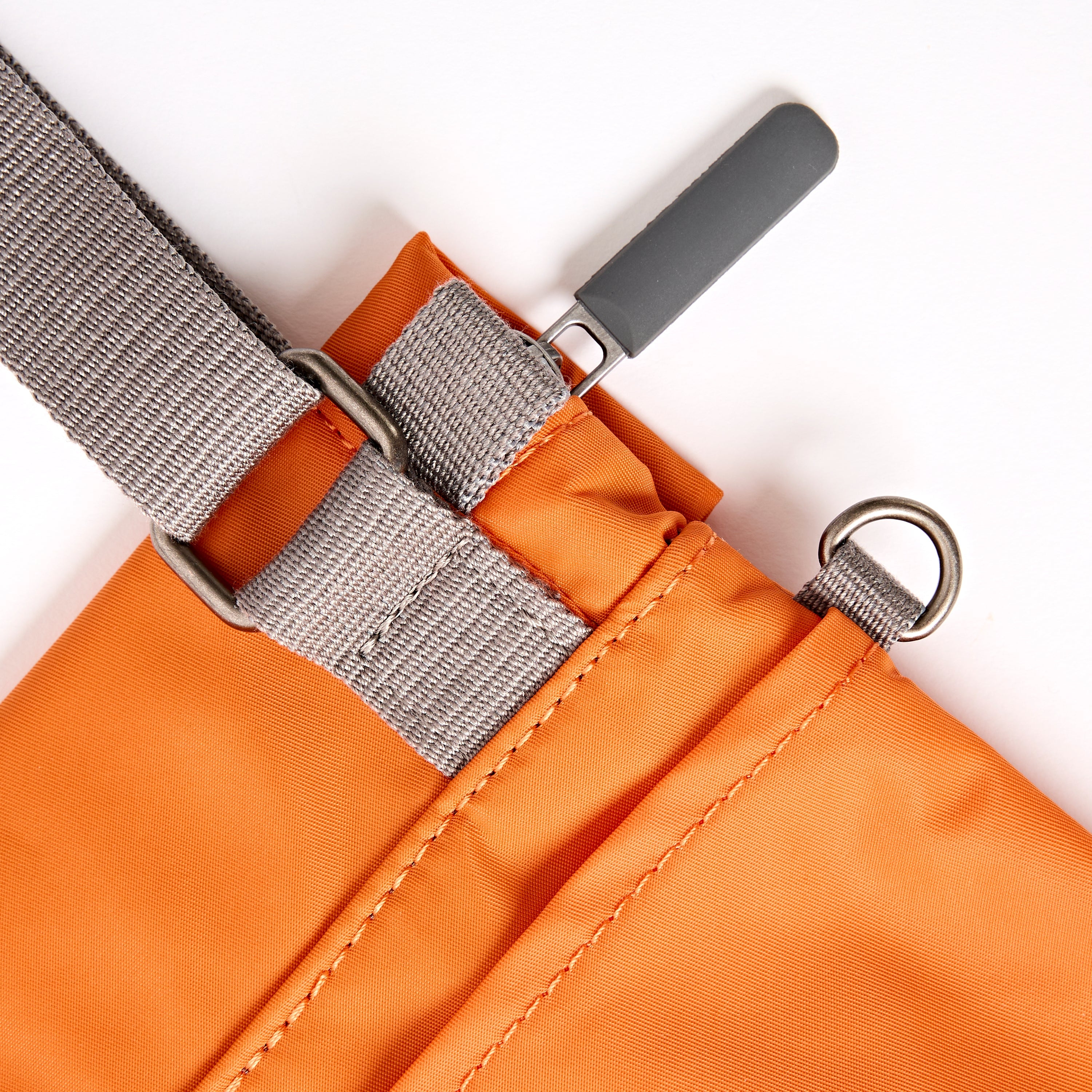 ROKA London - Stratford S crossbody-väska #Färg_Jaffa_Orange