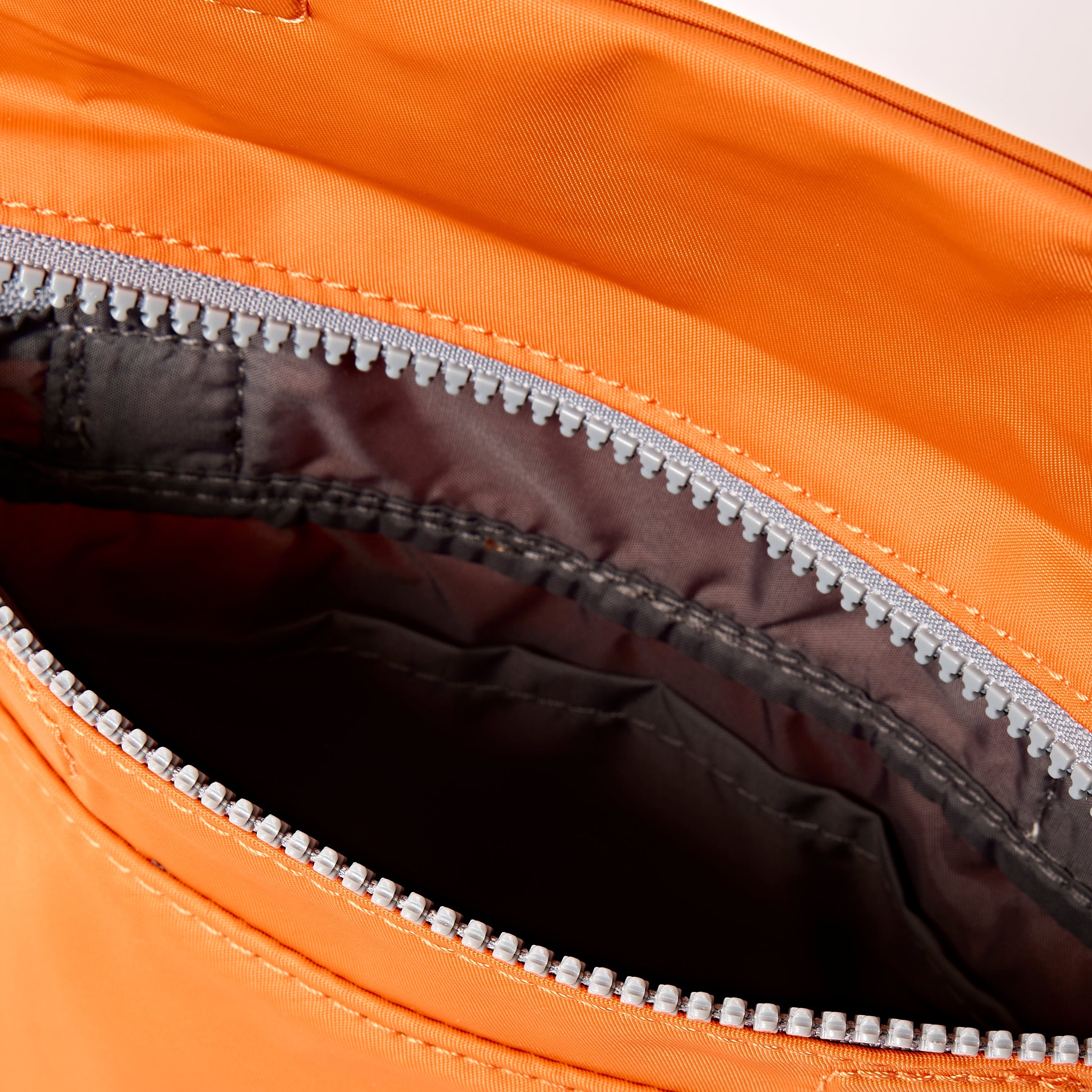 ROKA London - Stratford S crossbody-väska #Färg_Jaffa_Orange