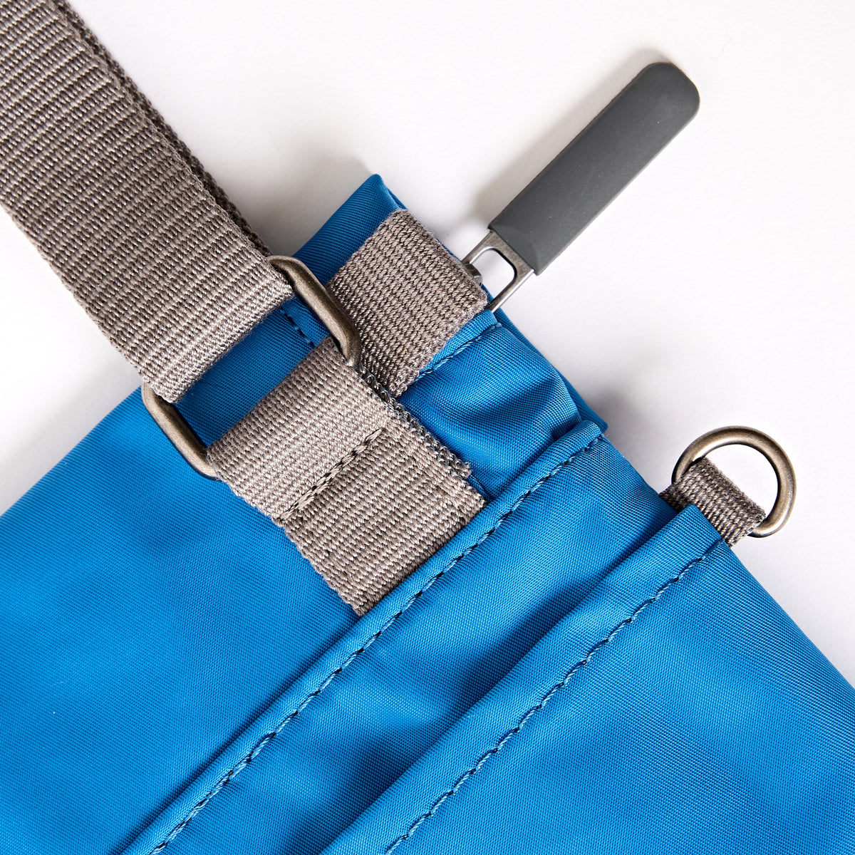 ROKA London - Stratford S crossbody-väska #Färg_Malibu_Blue