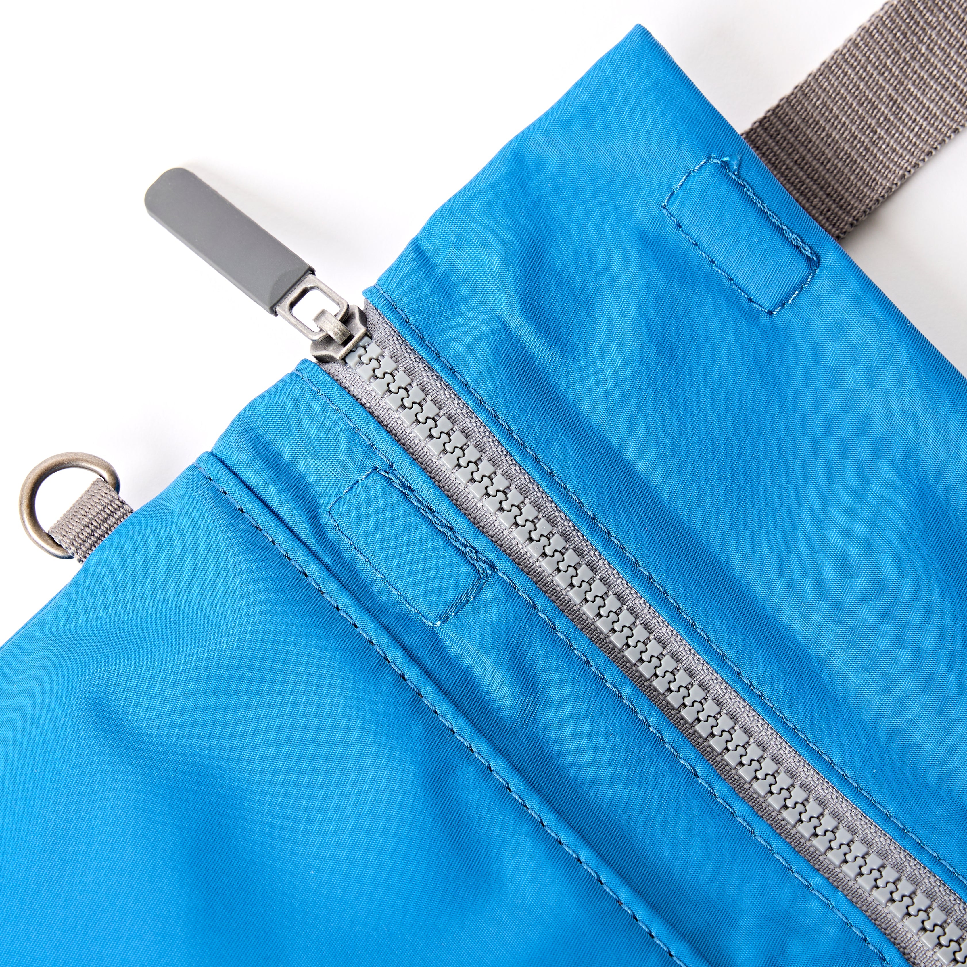 ROKA London - Stratford S crossbody-väska #Färg_Malibu_Blue