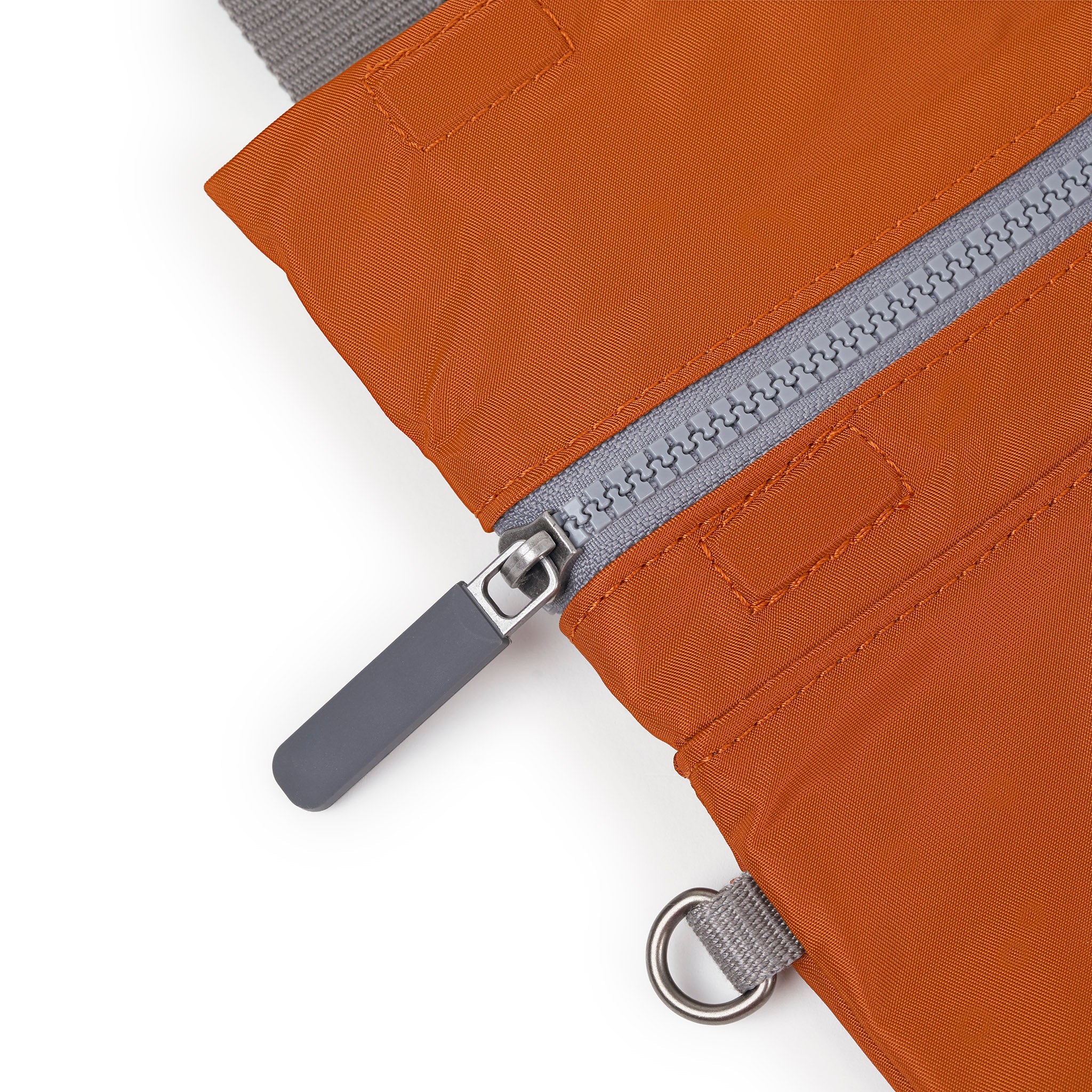 ROKA London - Stratford S crossbody-väska #Färg_Bran
