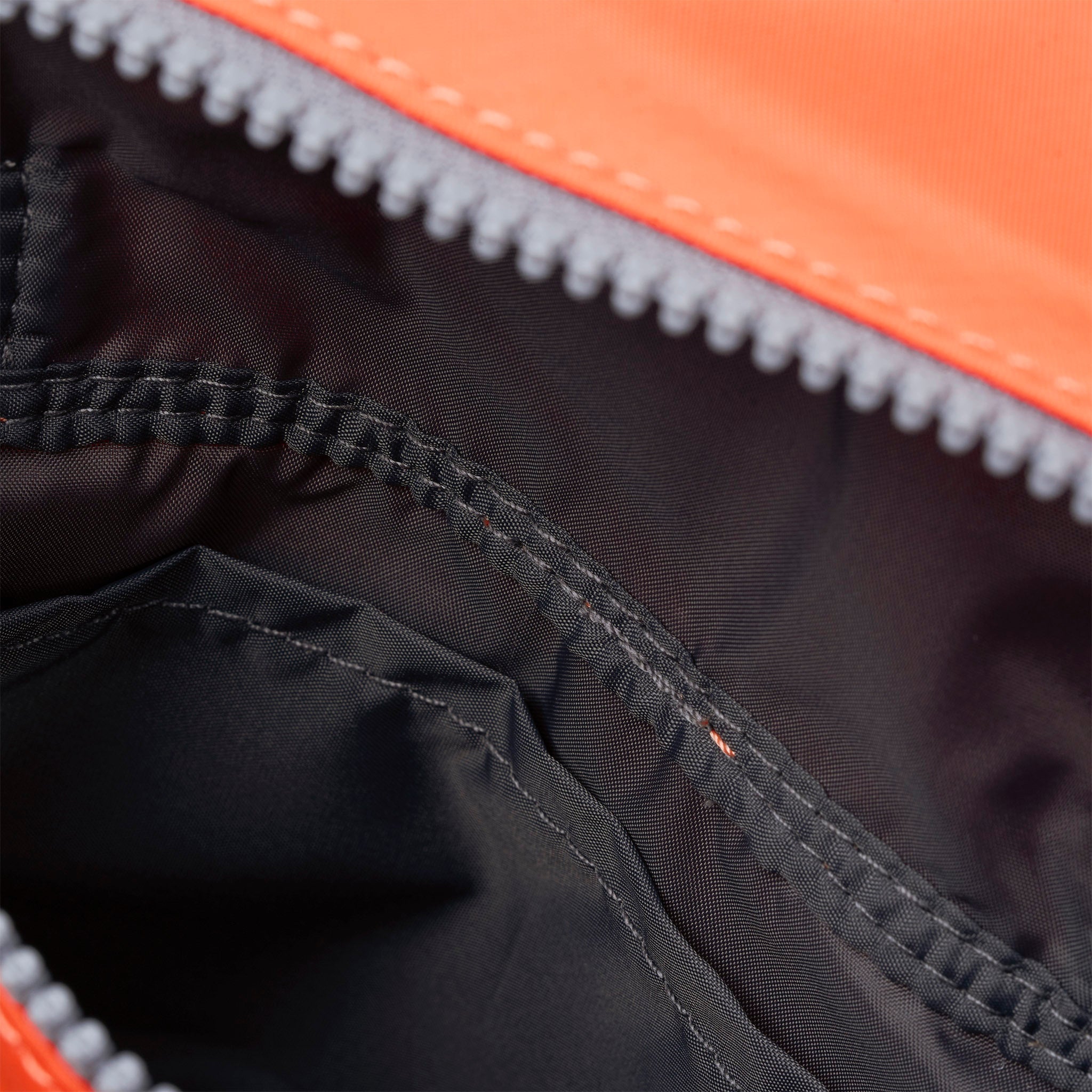 ROKA London - Stratford S crossbody-väska #Färg_Firecracker