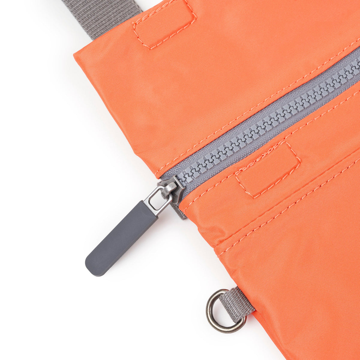 ROKA London - Stratford S crossbody-väska #Färg_Firecracker
