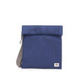 ROKA London - Stratford S crossbody-väska #Färg_Dark_Denim_Pin_Stripe