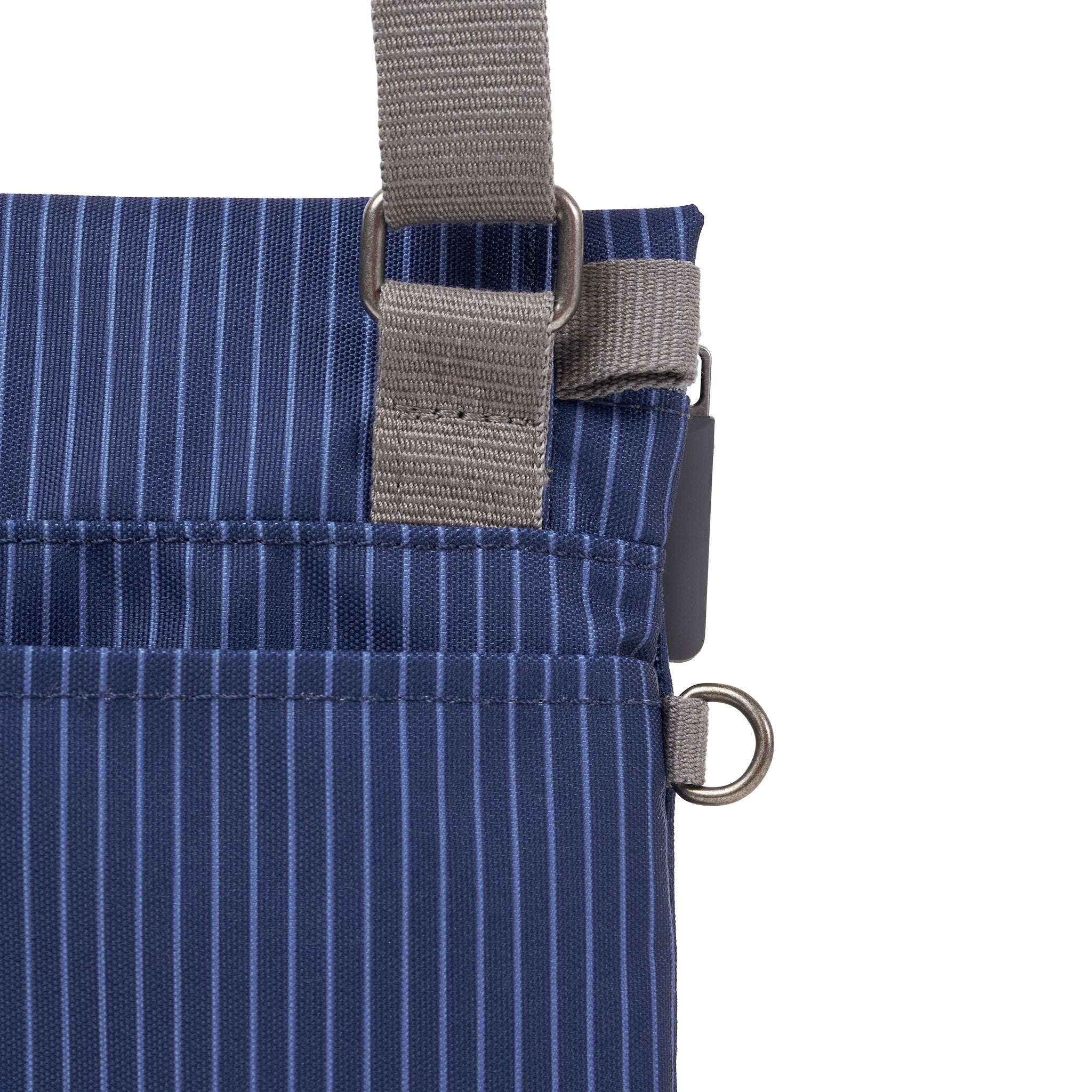 ROKA London - Stratford S crossbody-väska #Färg_Dark_Denim_Pin_Stripe