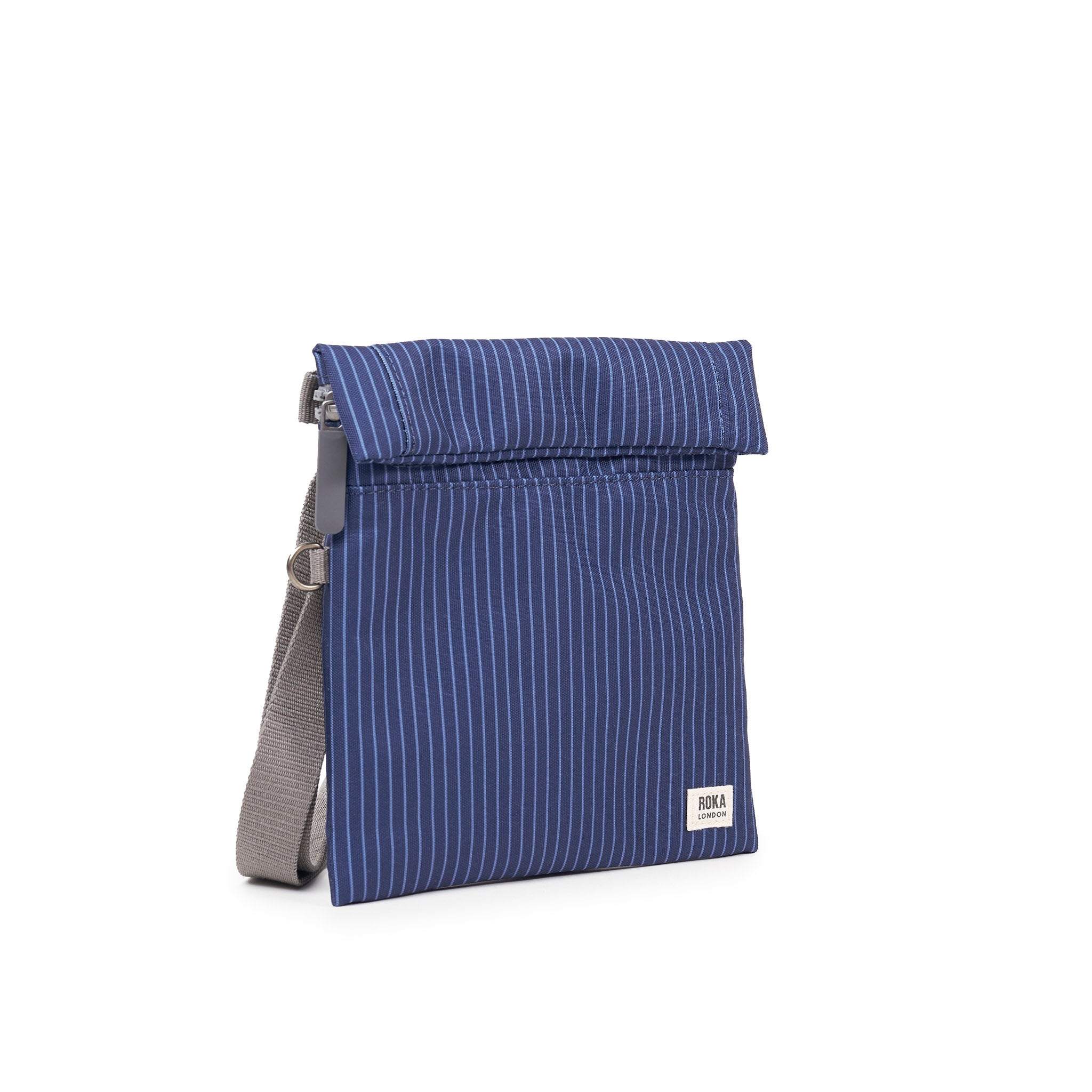 ROKA London - Stratford S crossbody-väska #Färg_Dark_Denim_Pin_Stripe