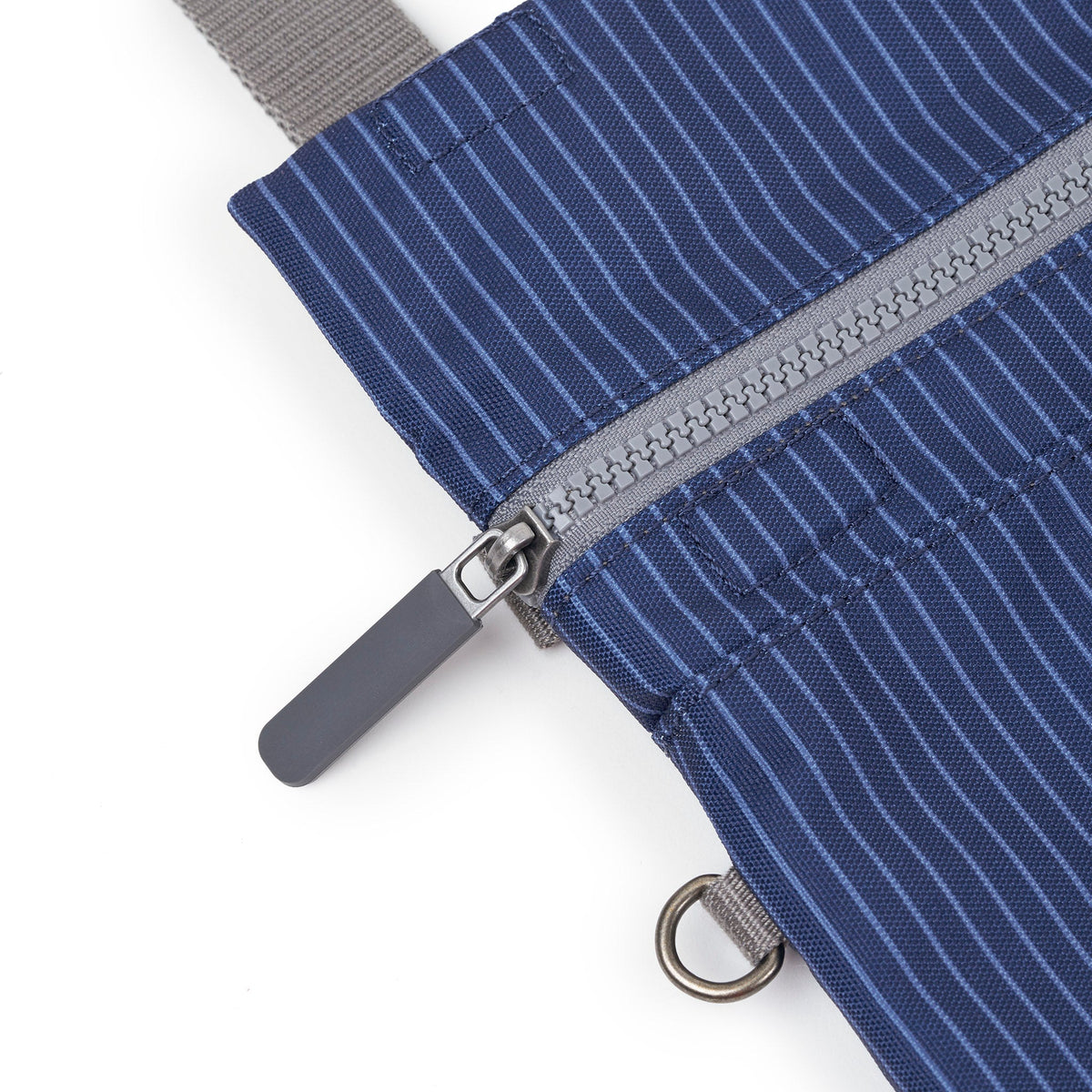 ROKA London - Stratford S crossbody-väska #Färg_Dark_Denim_Pin_Stripe