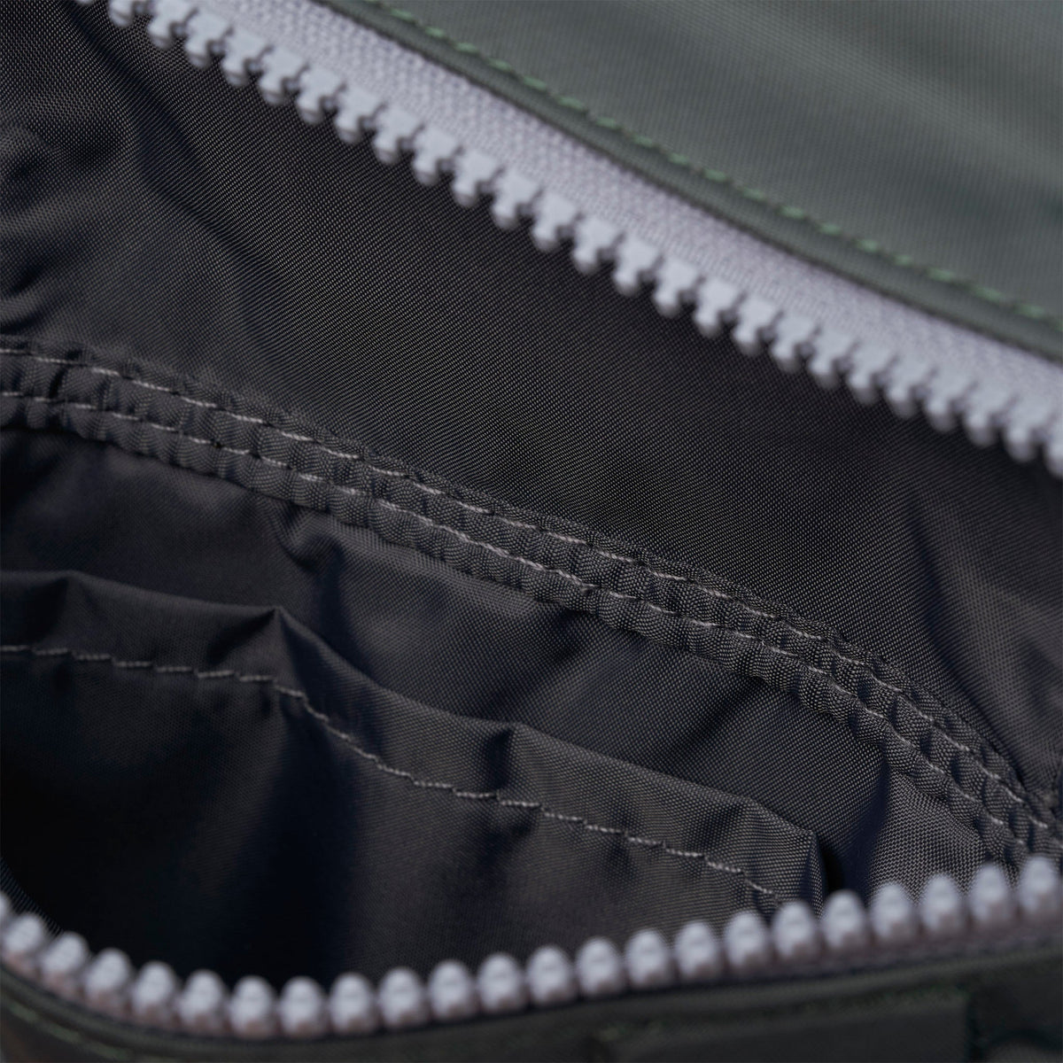 ROKA London - Stratford S crossbody-väska #Färg_Thyme