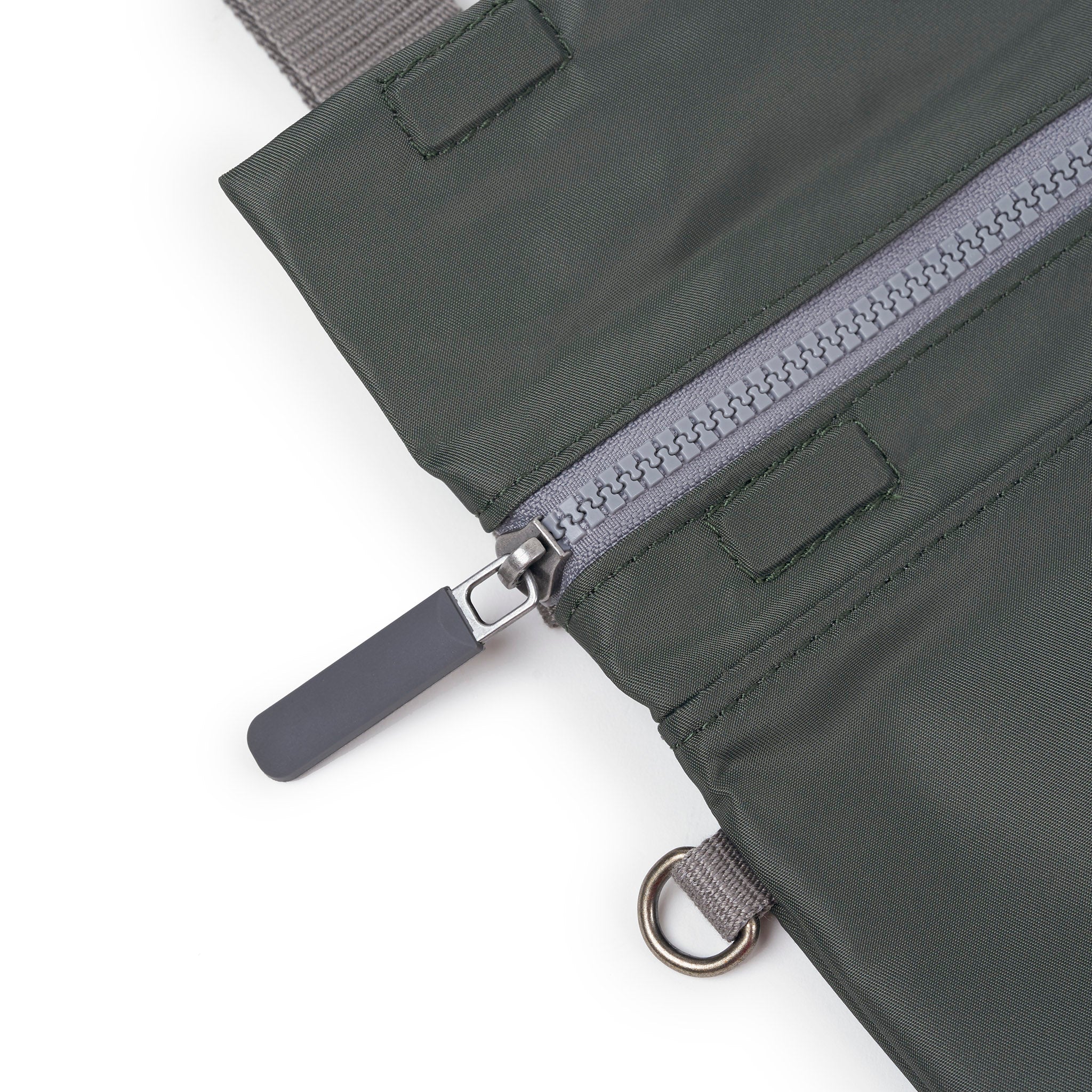 ROKA London - Stratford S crossbody-väska #Färg_Thyme