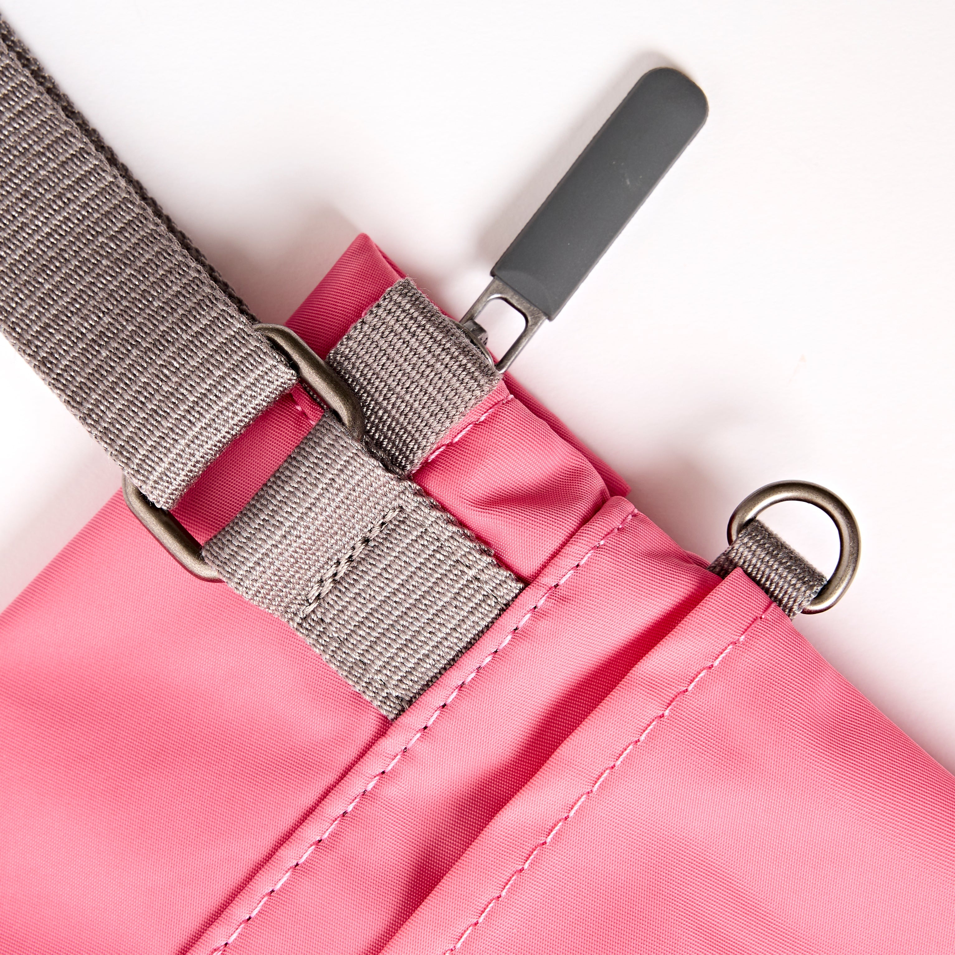 ROKA London - Stratford S crossbody-väska #Färg_Pink_Lemonade