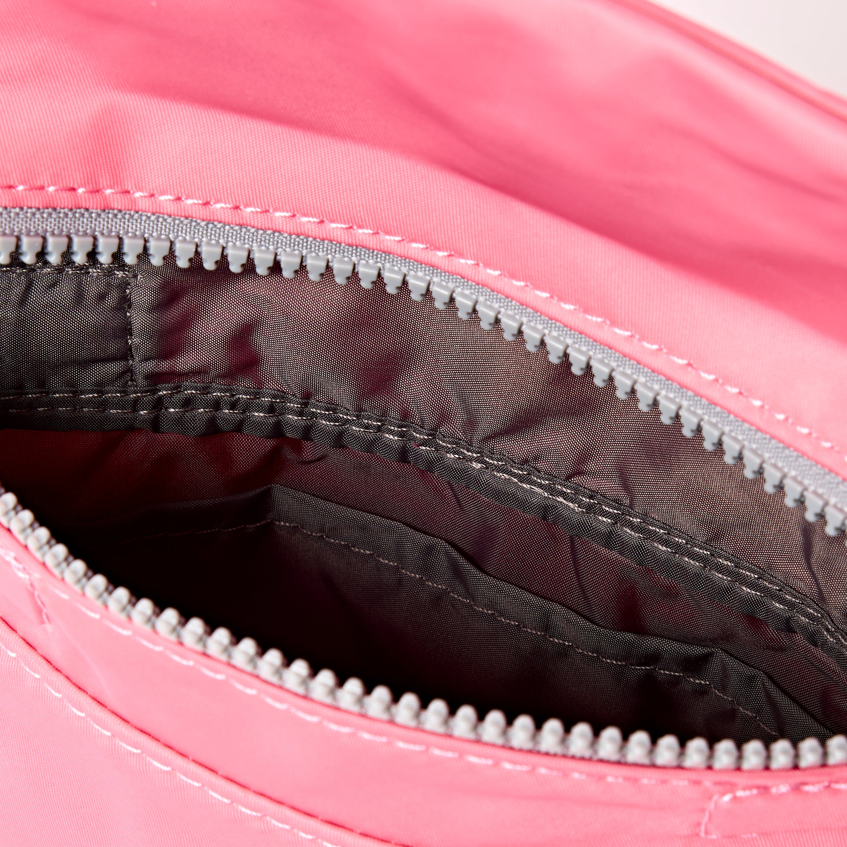 ROKA London - Stratford S crossbody-väska #Färg_Pink_Lemonade