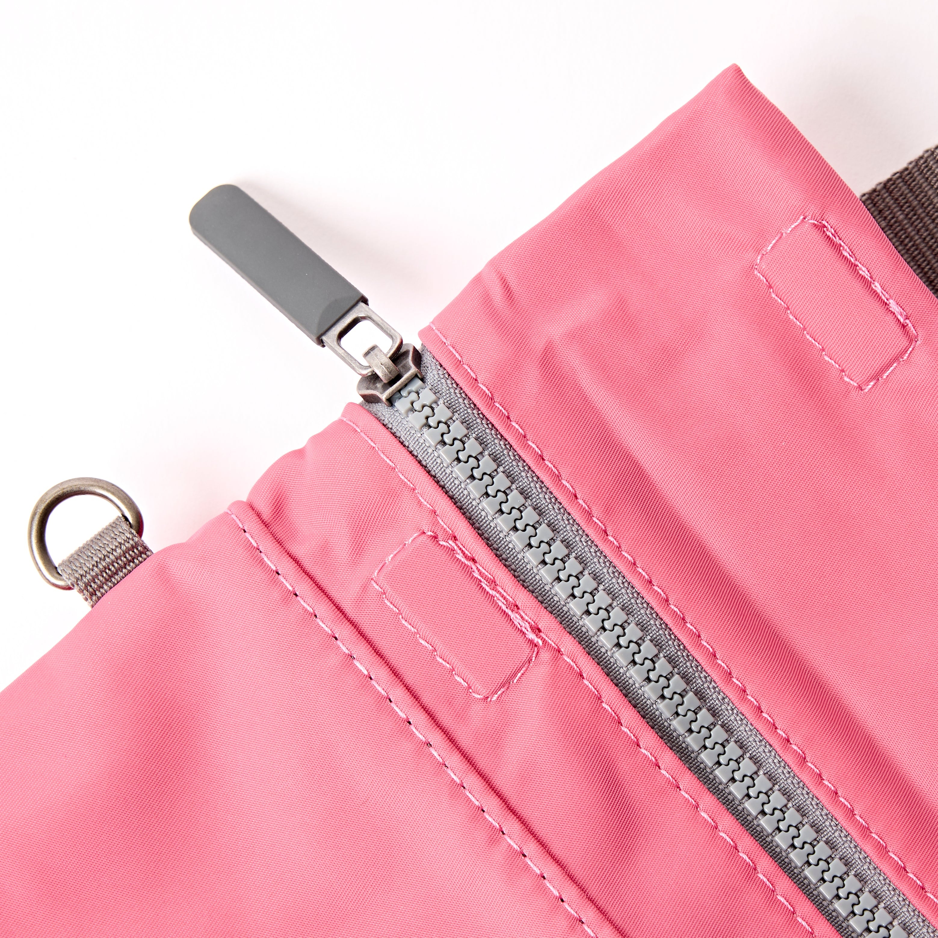 ROKA London - Stratford S crossbody-väska #Färg_Pink_Lemonade