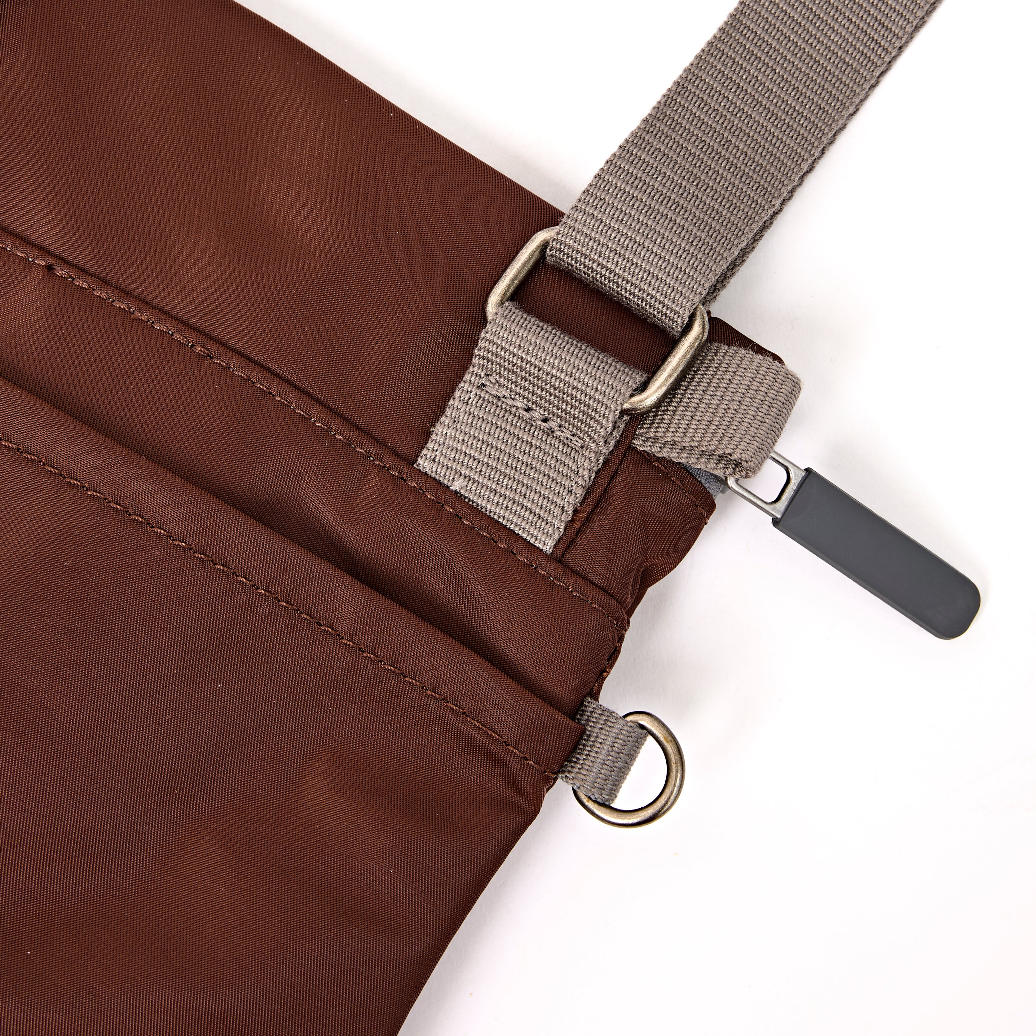 ROKA London - Stratford S crossbody-väska #Färg_Rocky_Road