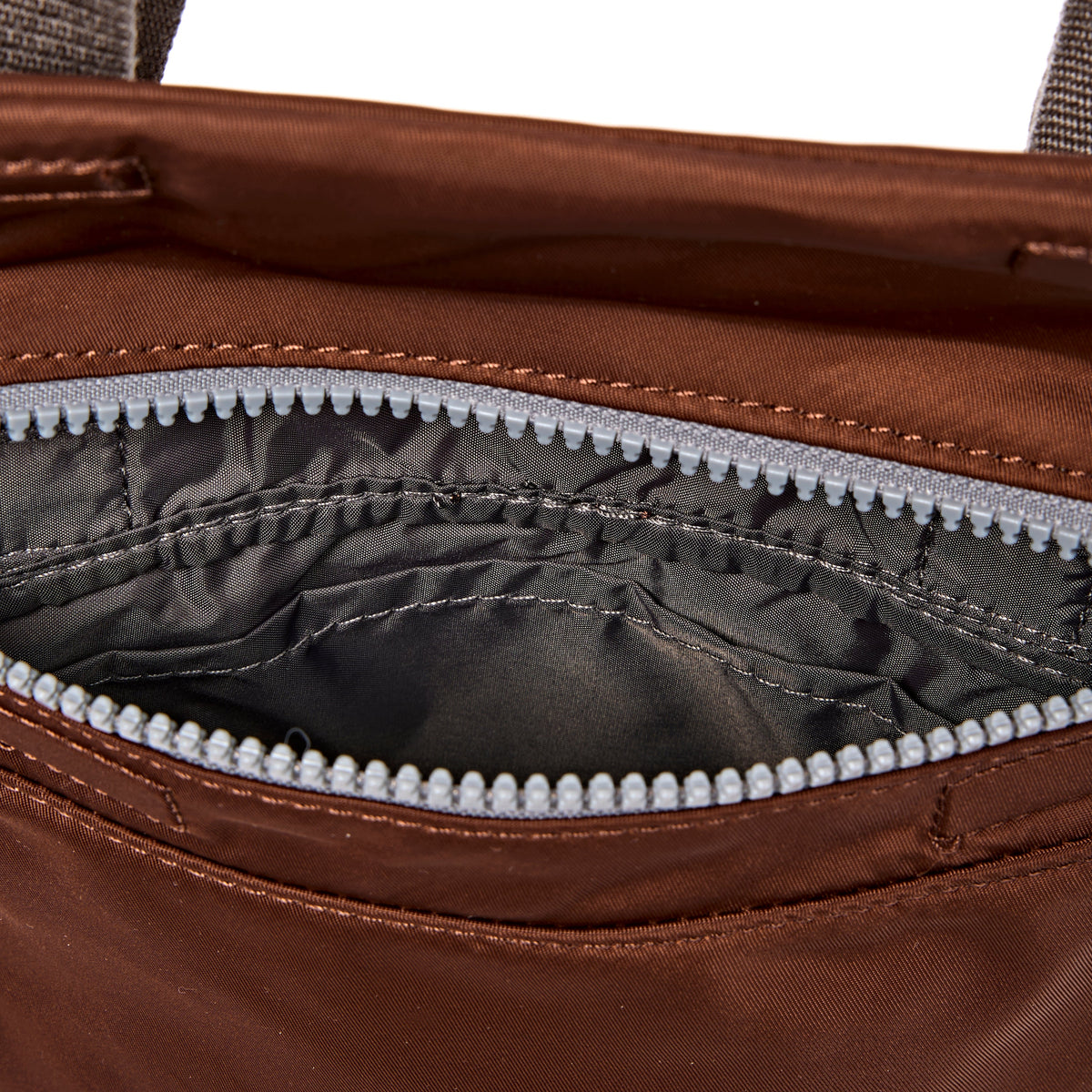 ROKA London - Stratford S crossbody-väska #Färg_Rocky_Road