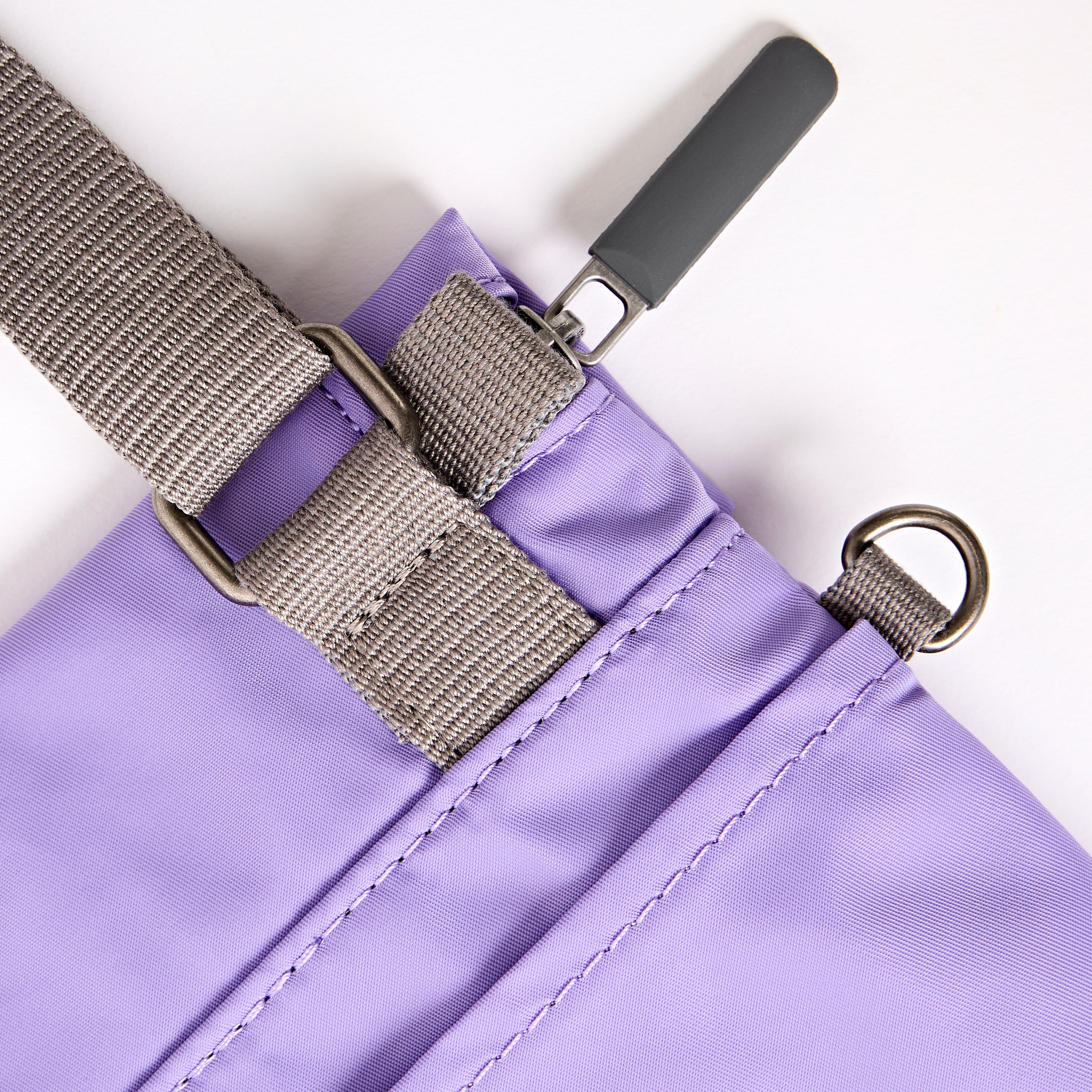 ROKA London - Stratford S crossbody-väska #Färg_Thistle_Bloom
