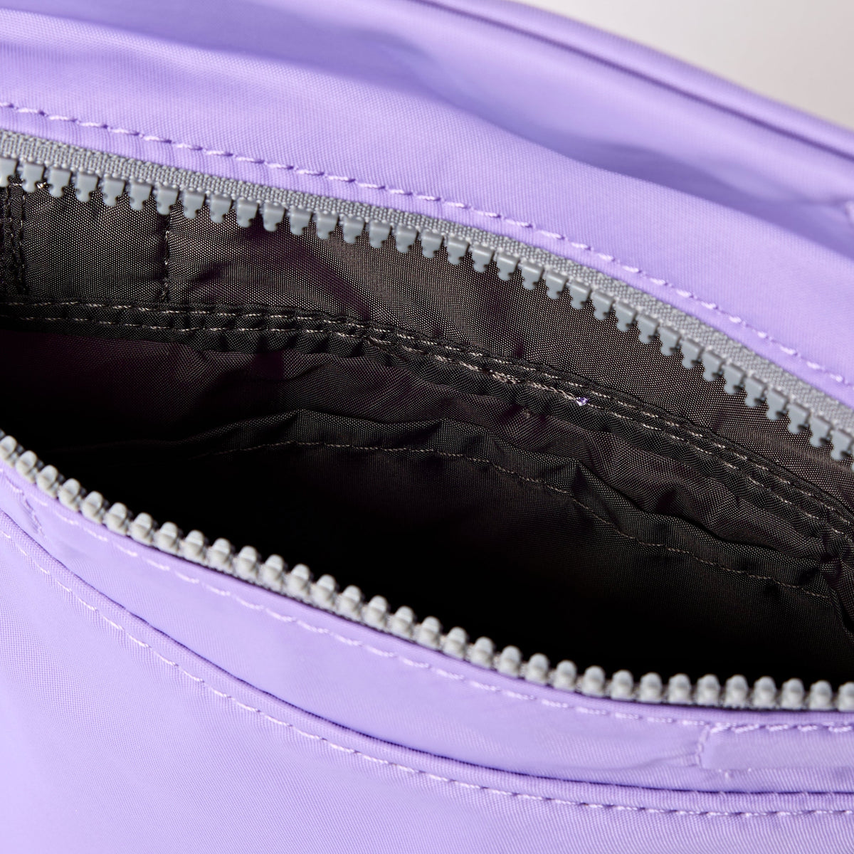 ROKA London - Stratford S crossbody-väska #Färg_Thistle_Bloom