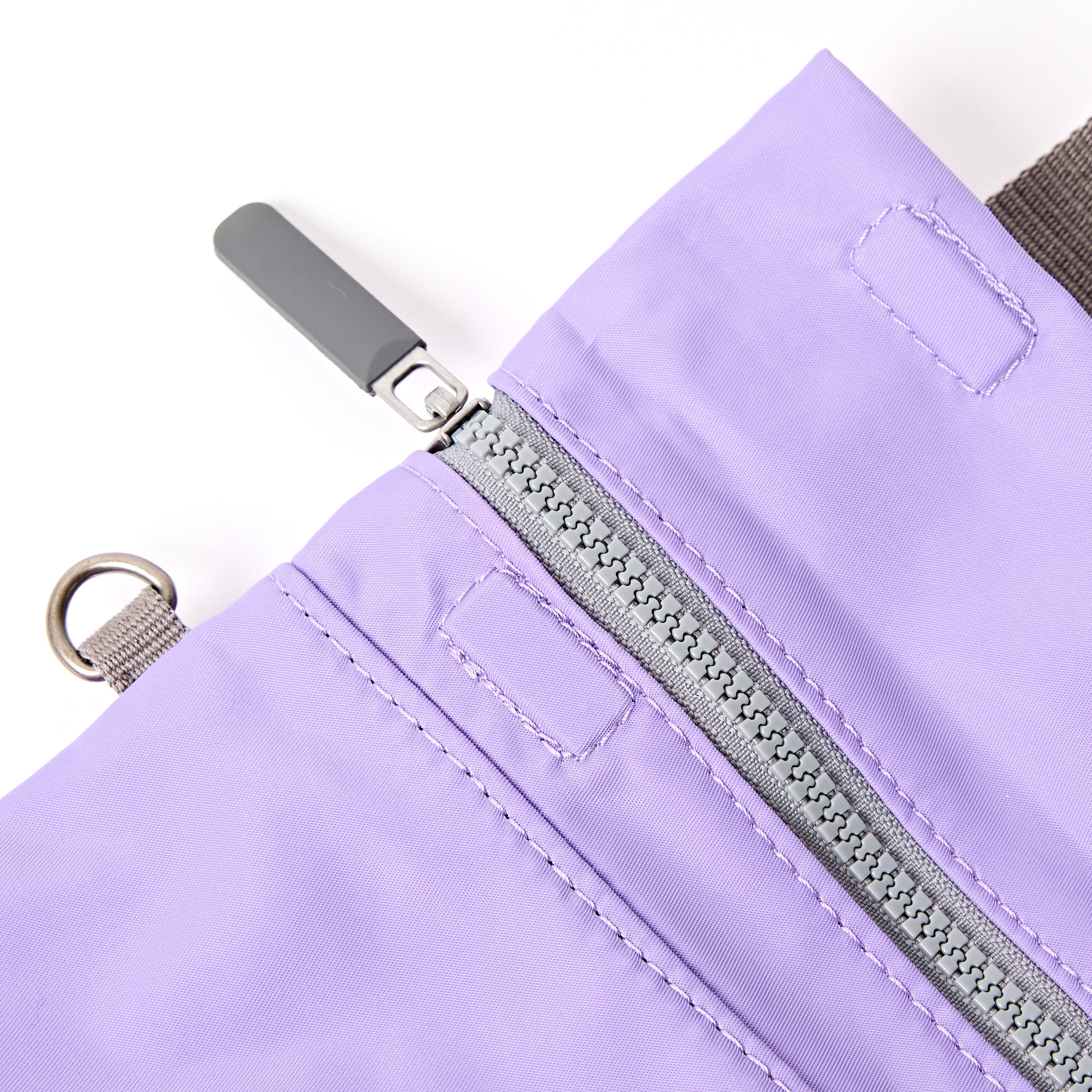 ROKA London - Stratford S crossbody-väska #Färg_Thistle_Bloom