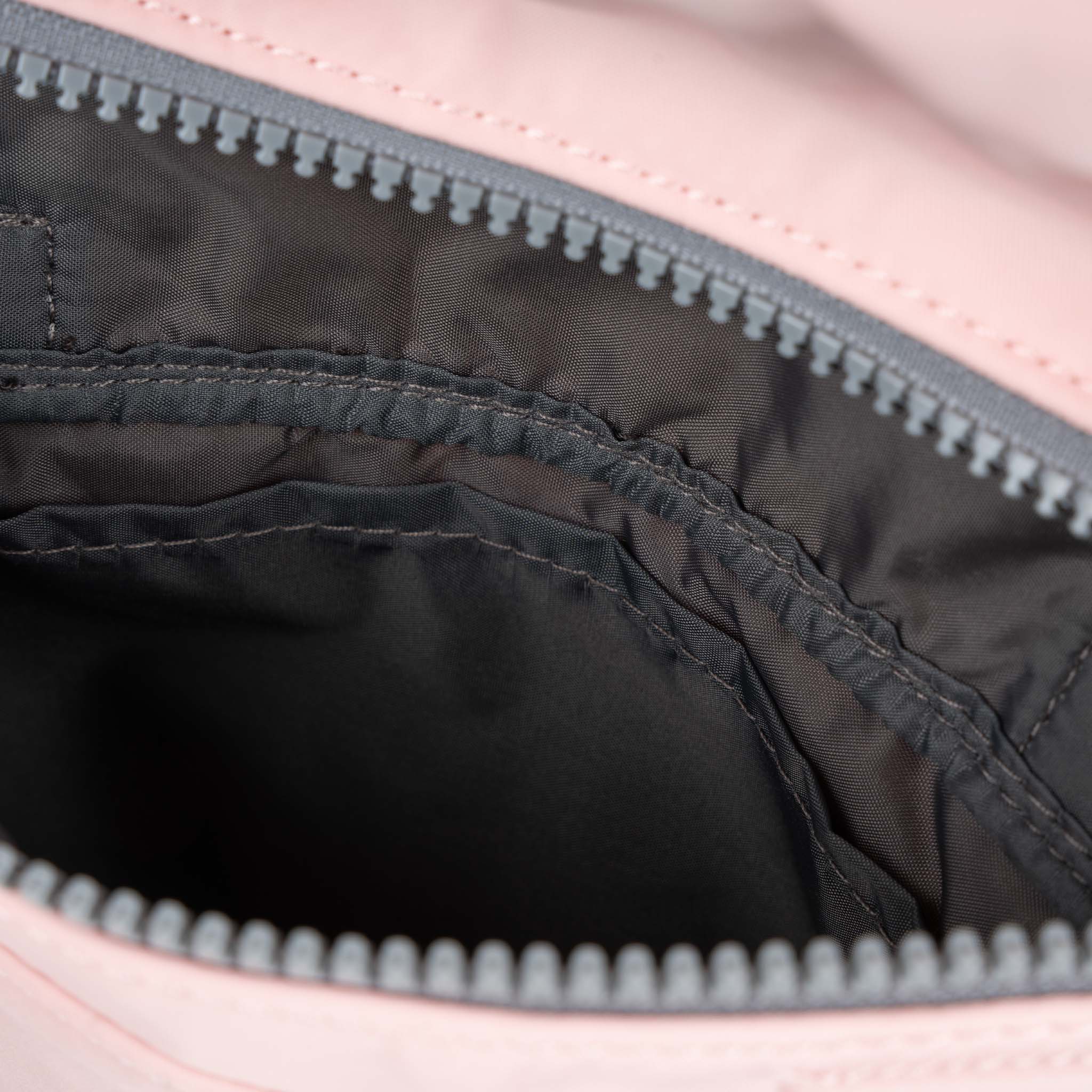 ROKA London - Stratford S crossbody-väska #Färg_English_Rose