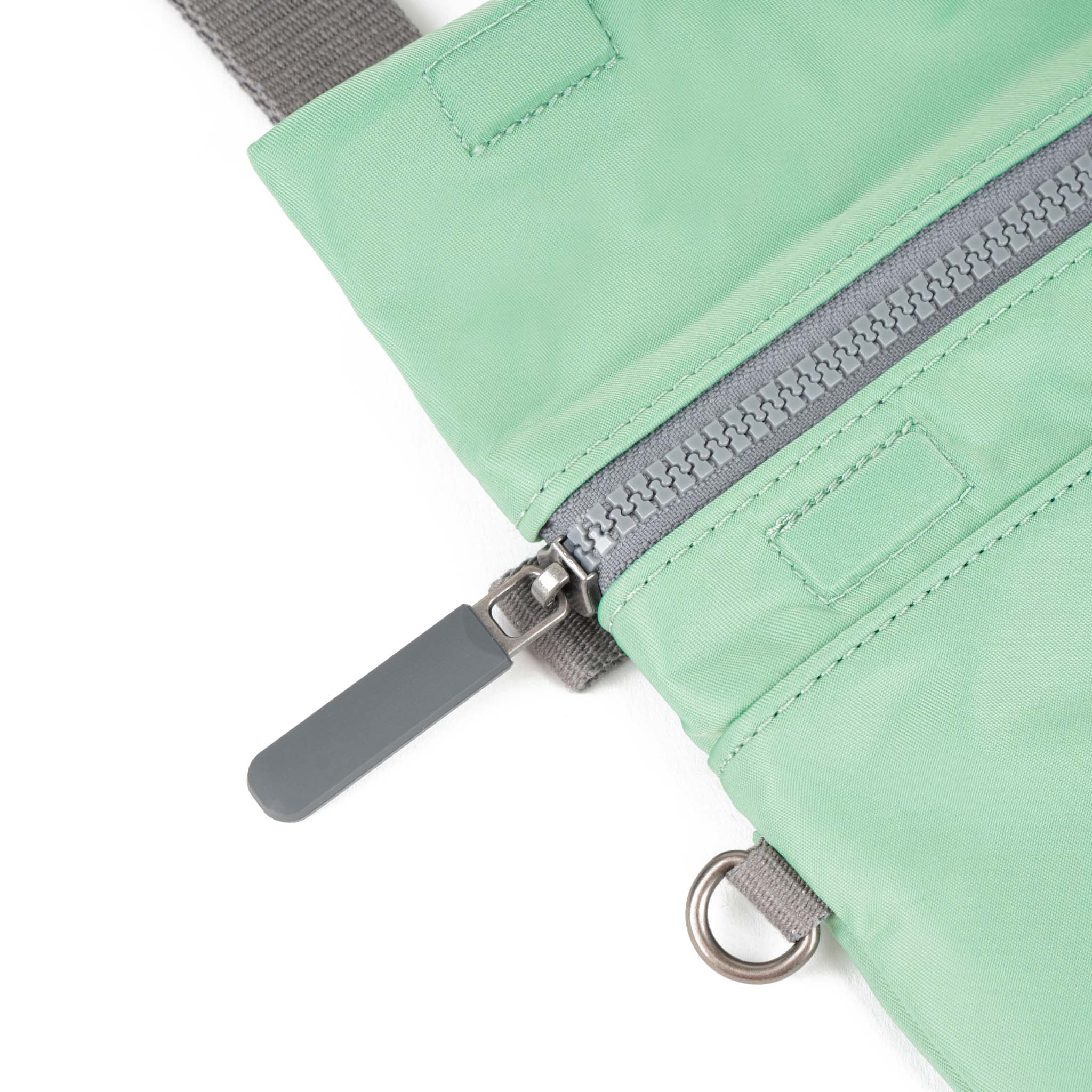 ROKA London - Stratford S crossbody-väska #Färg_Matcha