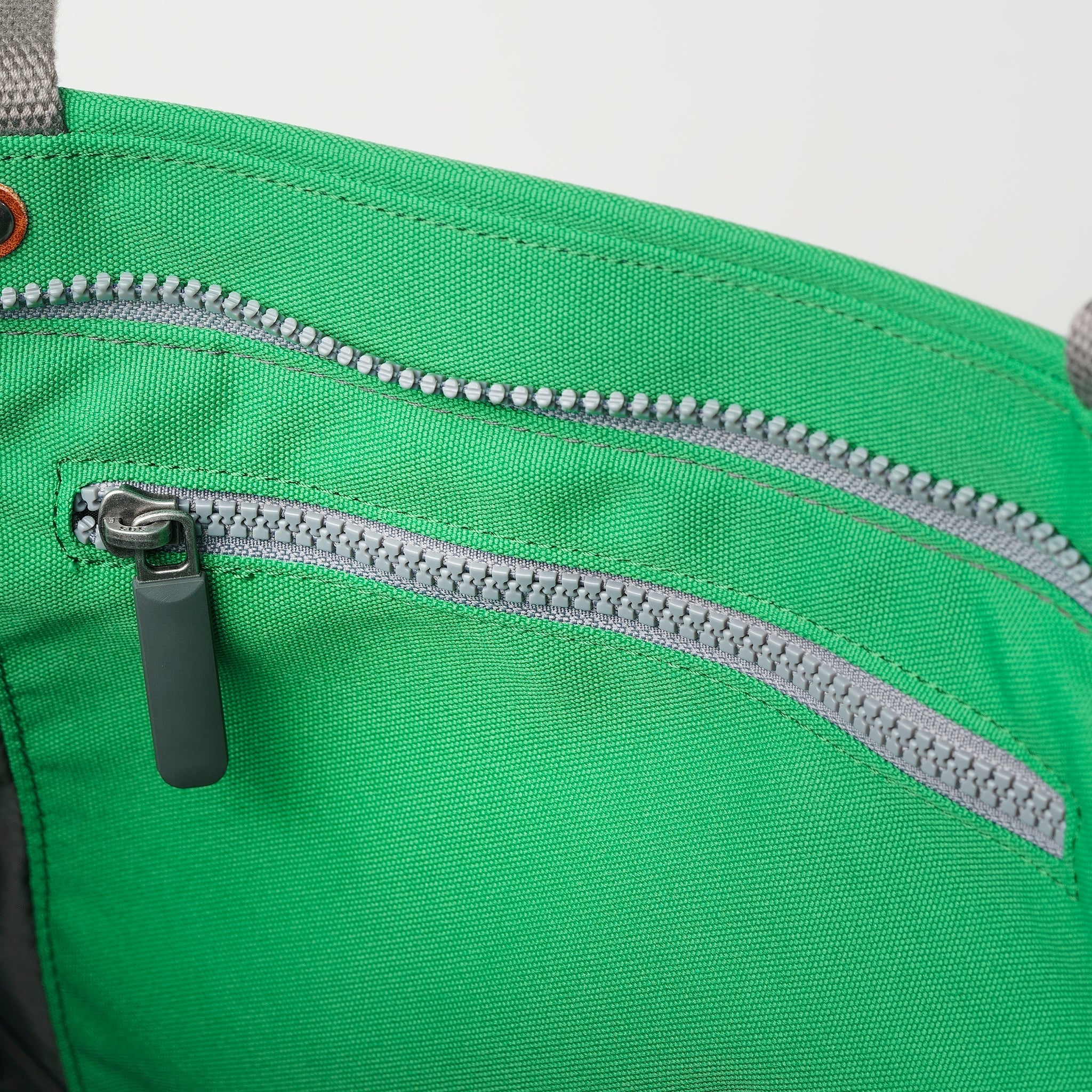 ROKA London - Trafalgar M toteväska #Färg_Mountain_Green