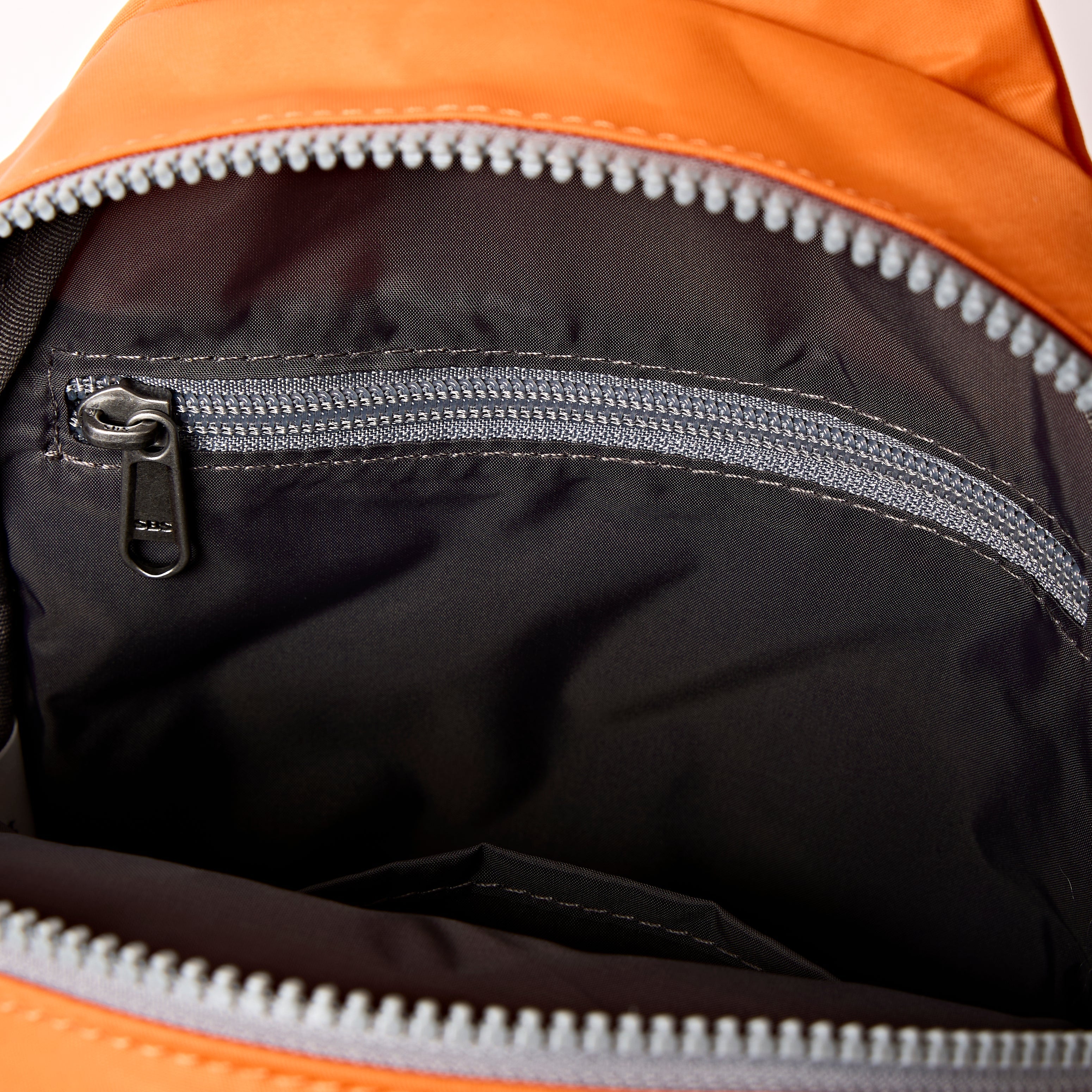 ROKA London - Willesden L slingväska #Färg_Jaffa_Orange