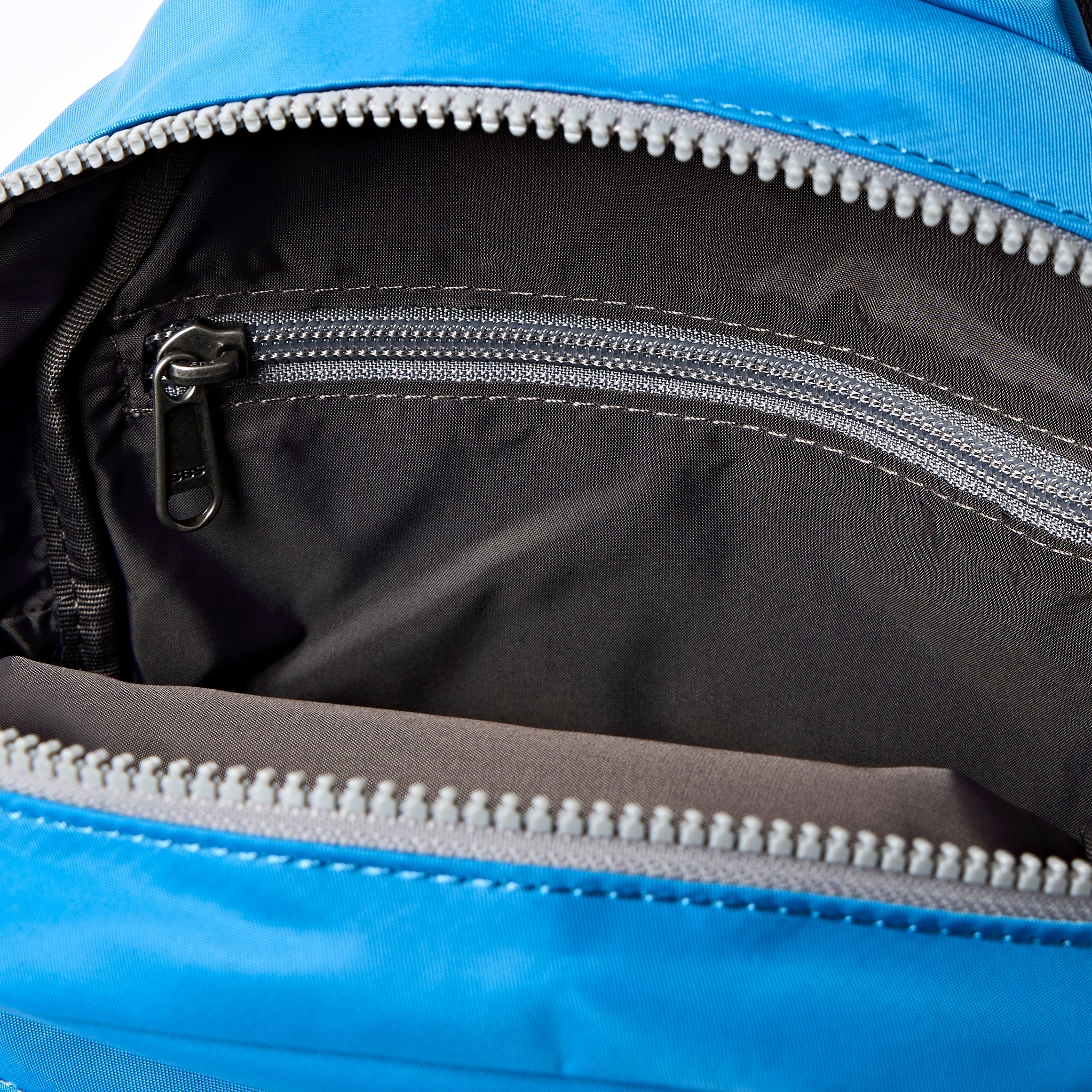 ROKA London - Willesden L slingväska #Färg_Malibu_Blue