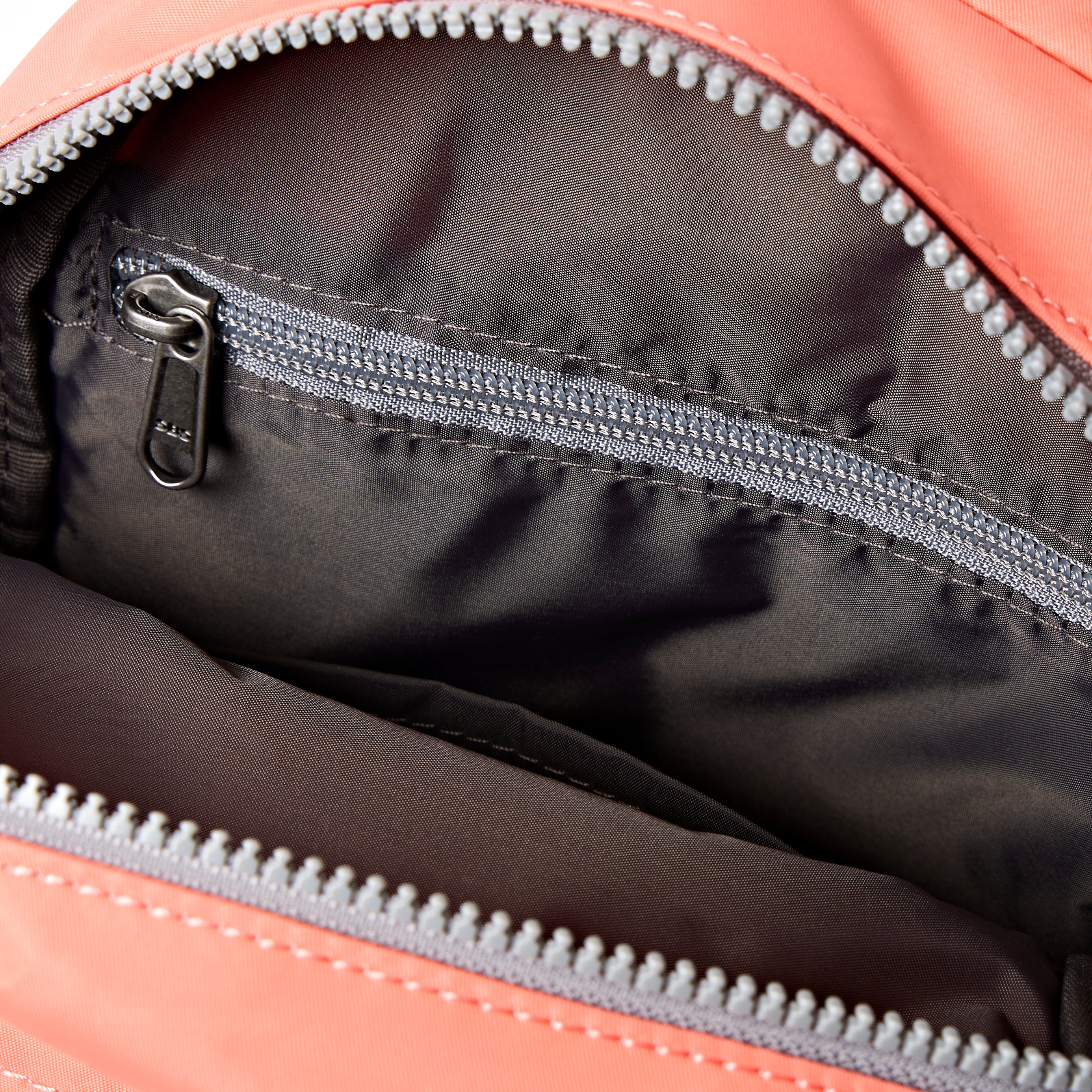 ROKA London - Willesden L slingväska #Färg_Sugar_Coral