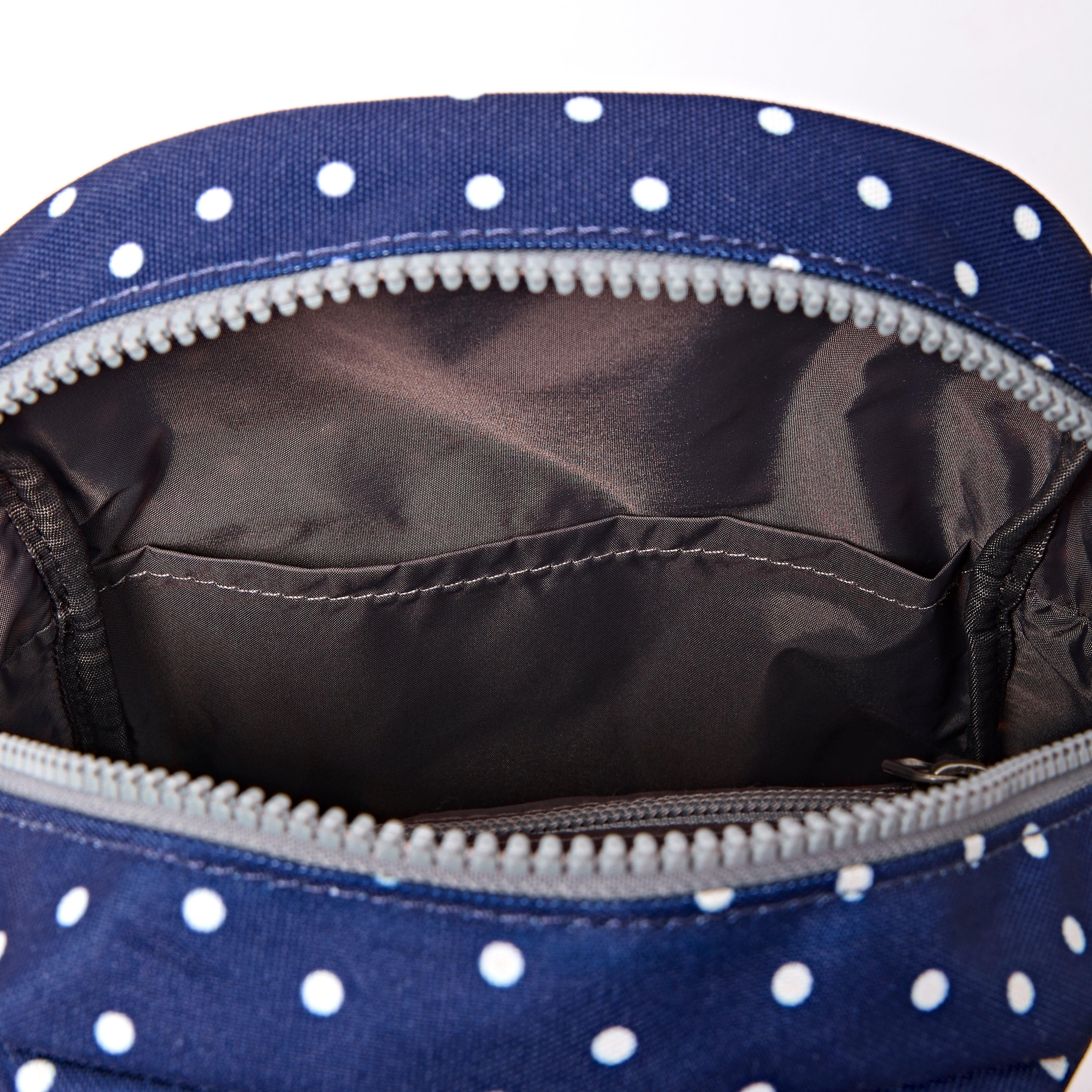 ROKA London - Willesden L slingväska #Färg_Navy_Polka_Dot