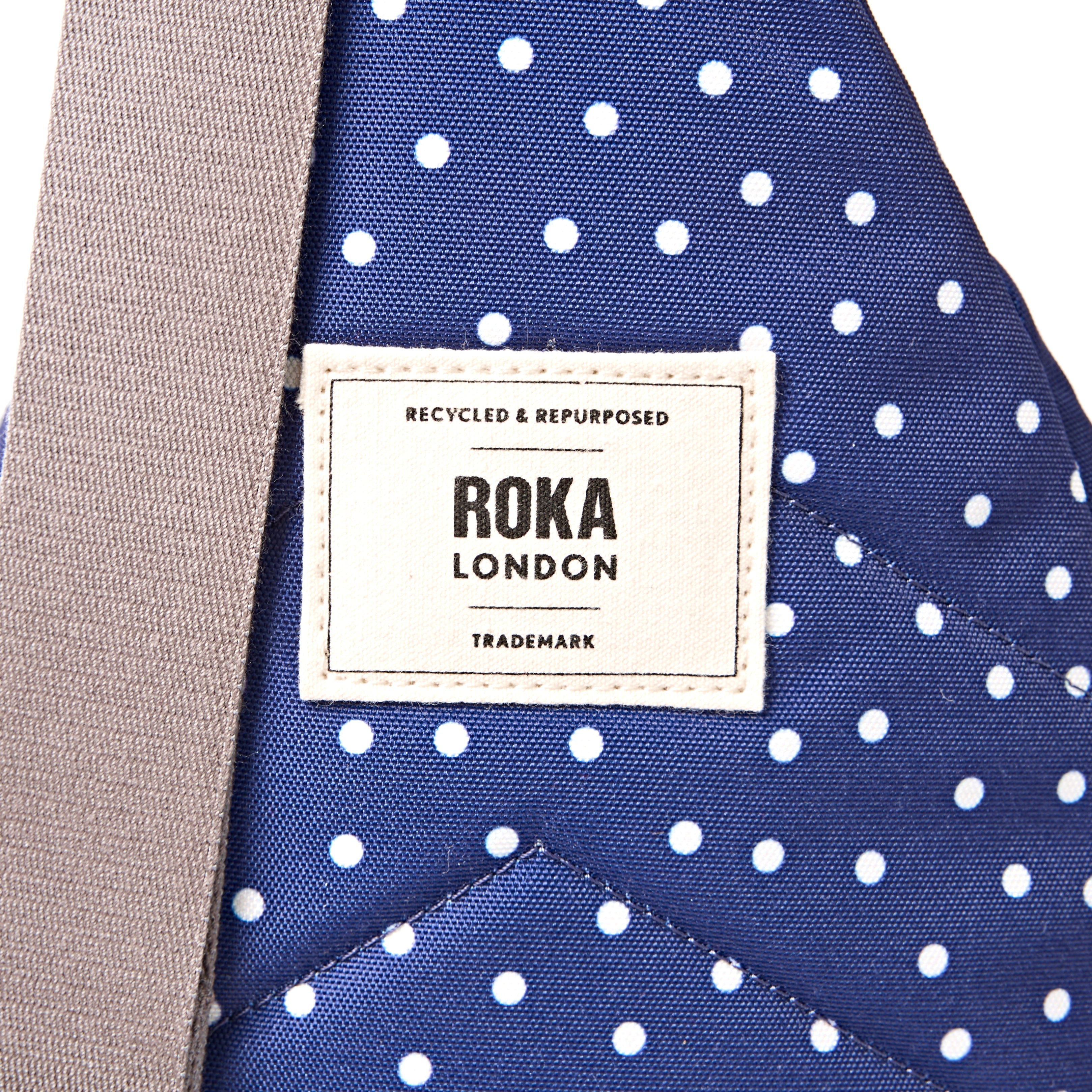 ROKA London - Willesden L slingväska #Färg_Navy_Polka_Dot
