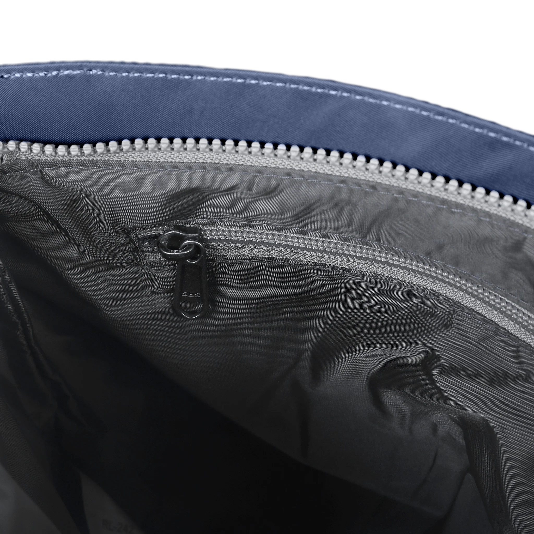 ROKA London - Kennington M crossbody-väska #Färg_Airforce