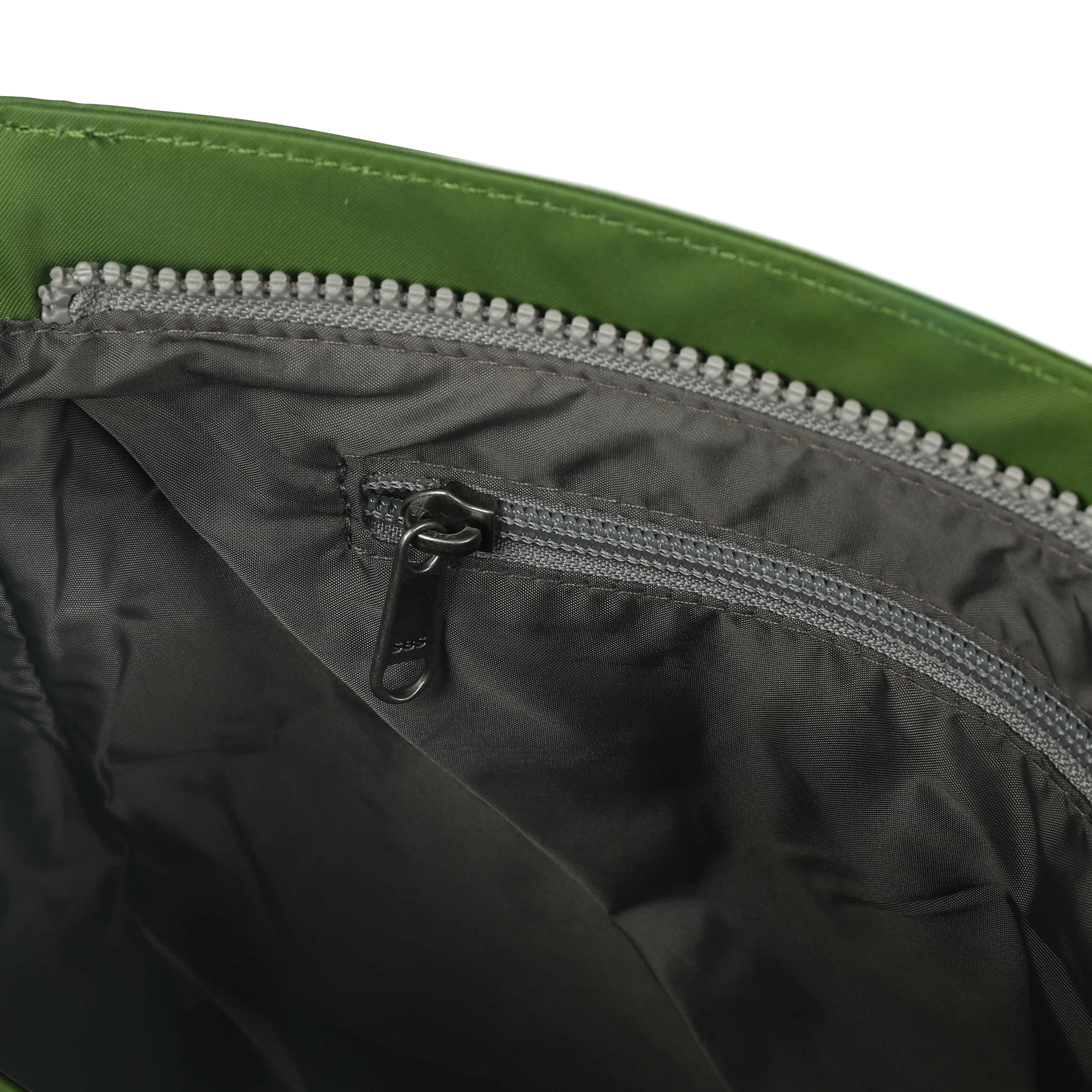 ROKA London - Kennington M crossbody-väska #Färg_Avocado