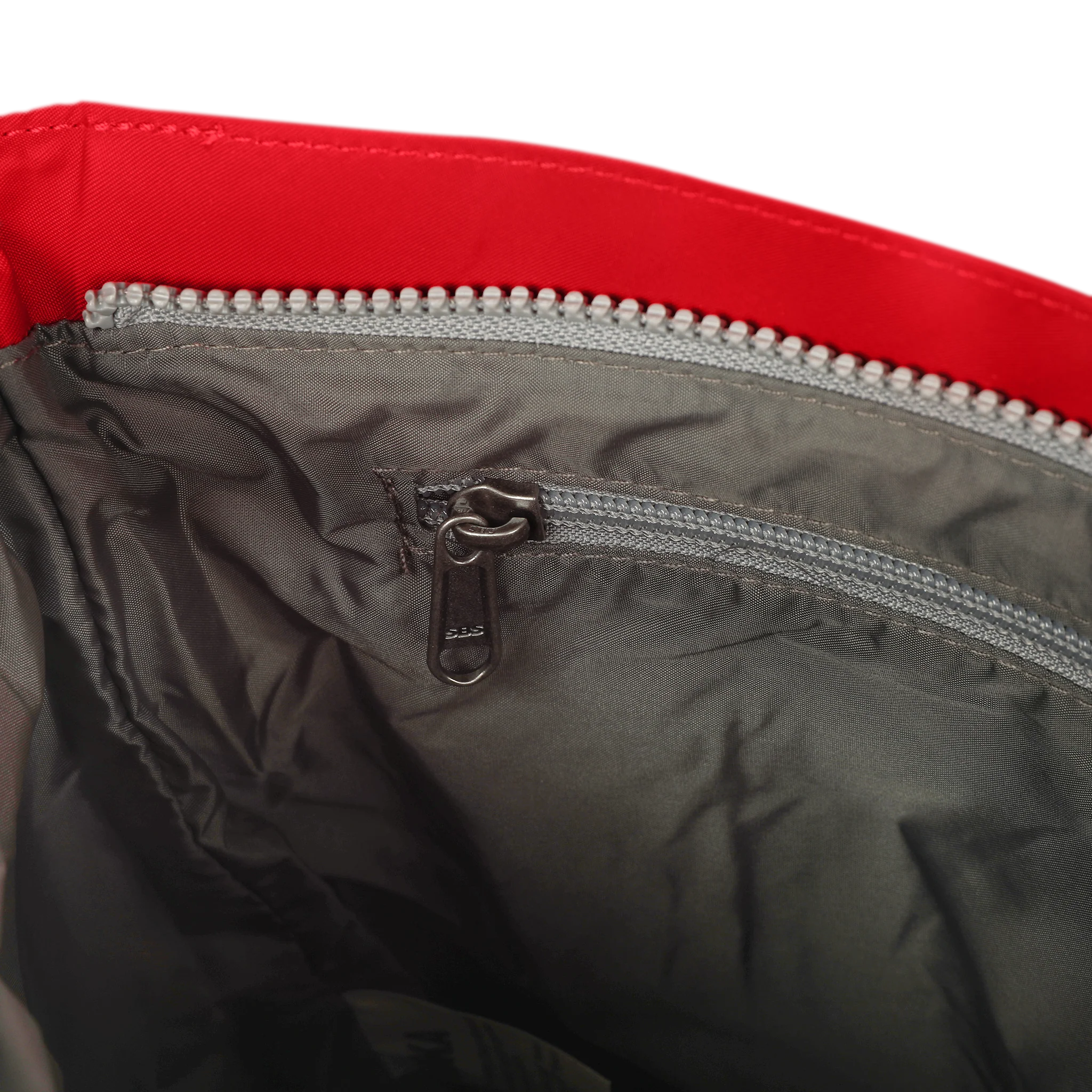 ROKA London - Kennington M crossbody-väska #Färg_Cranberry