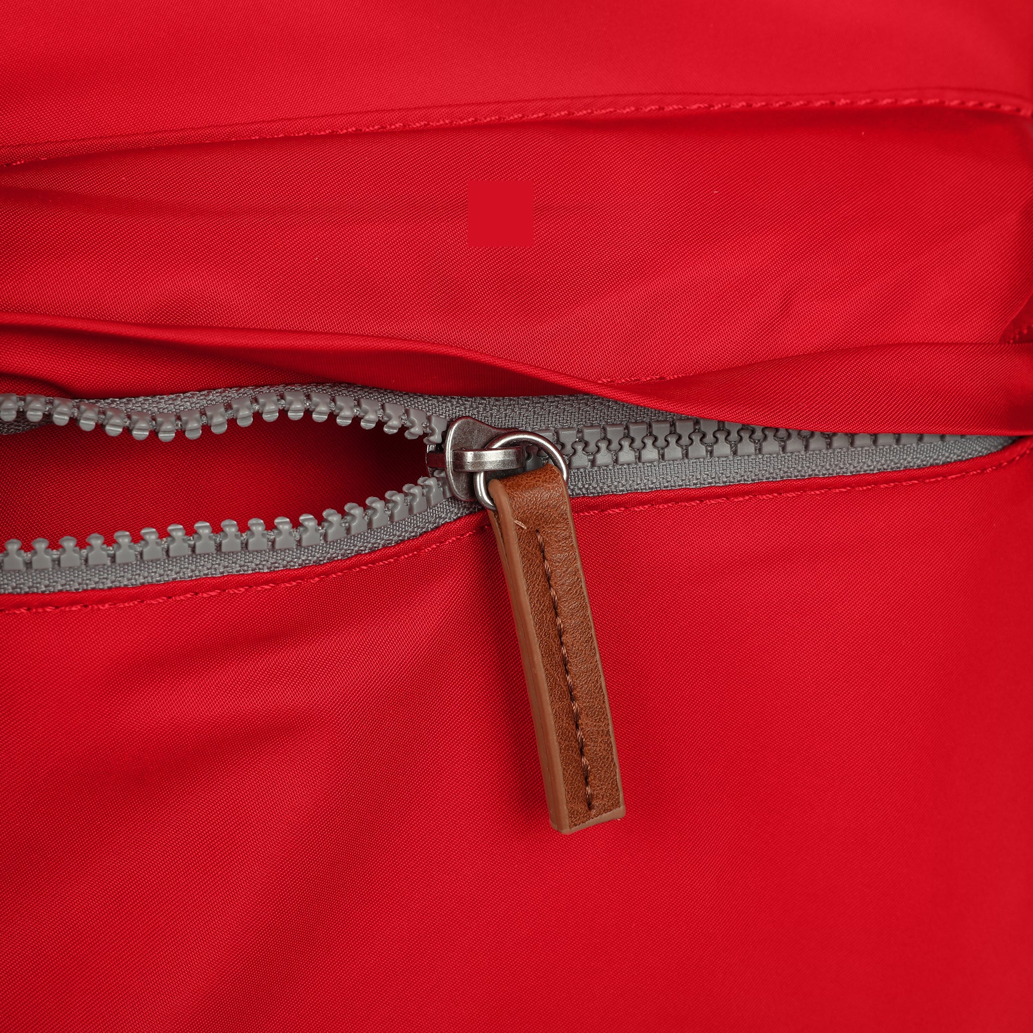 ROKA London - Kennington M crossbody-väska #Färg_Cranberry