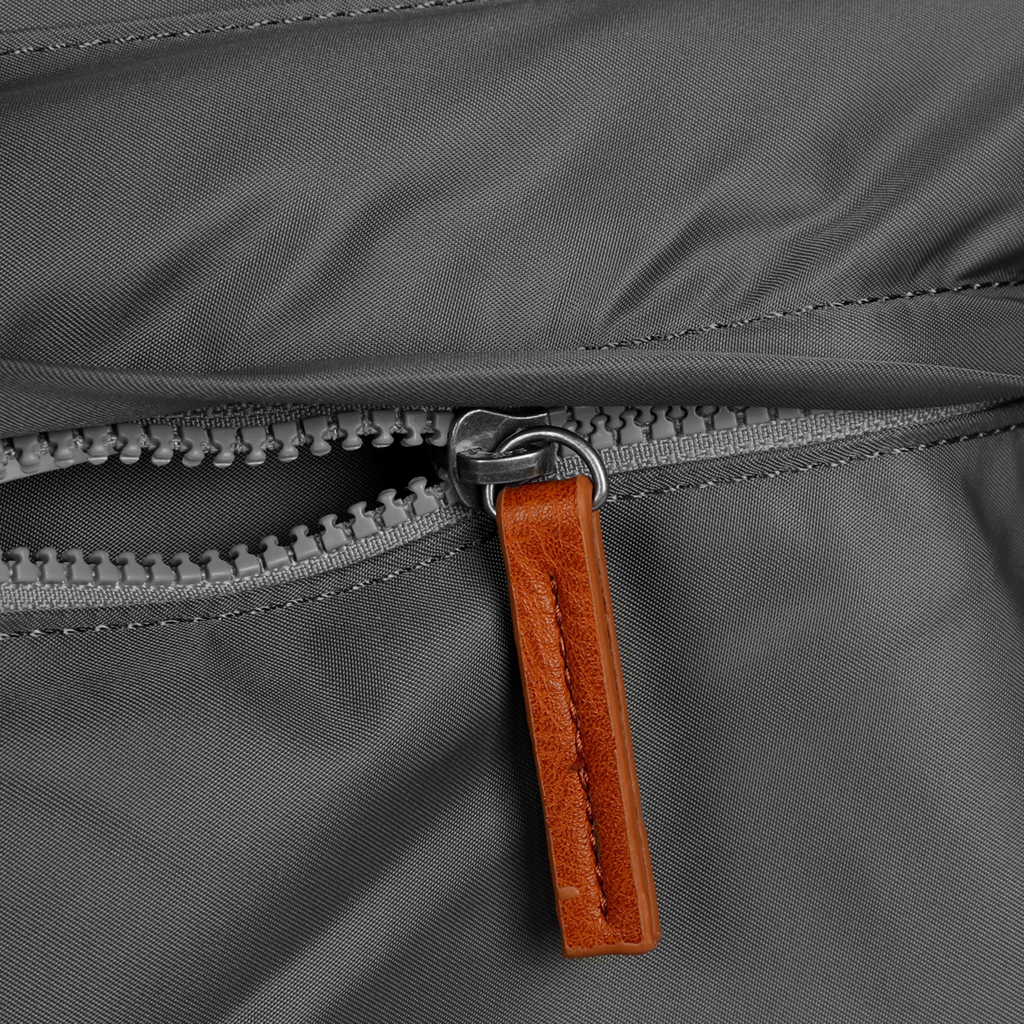 ROKA London - Kennington M crossbody-väska #Färg_Graphite