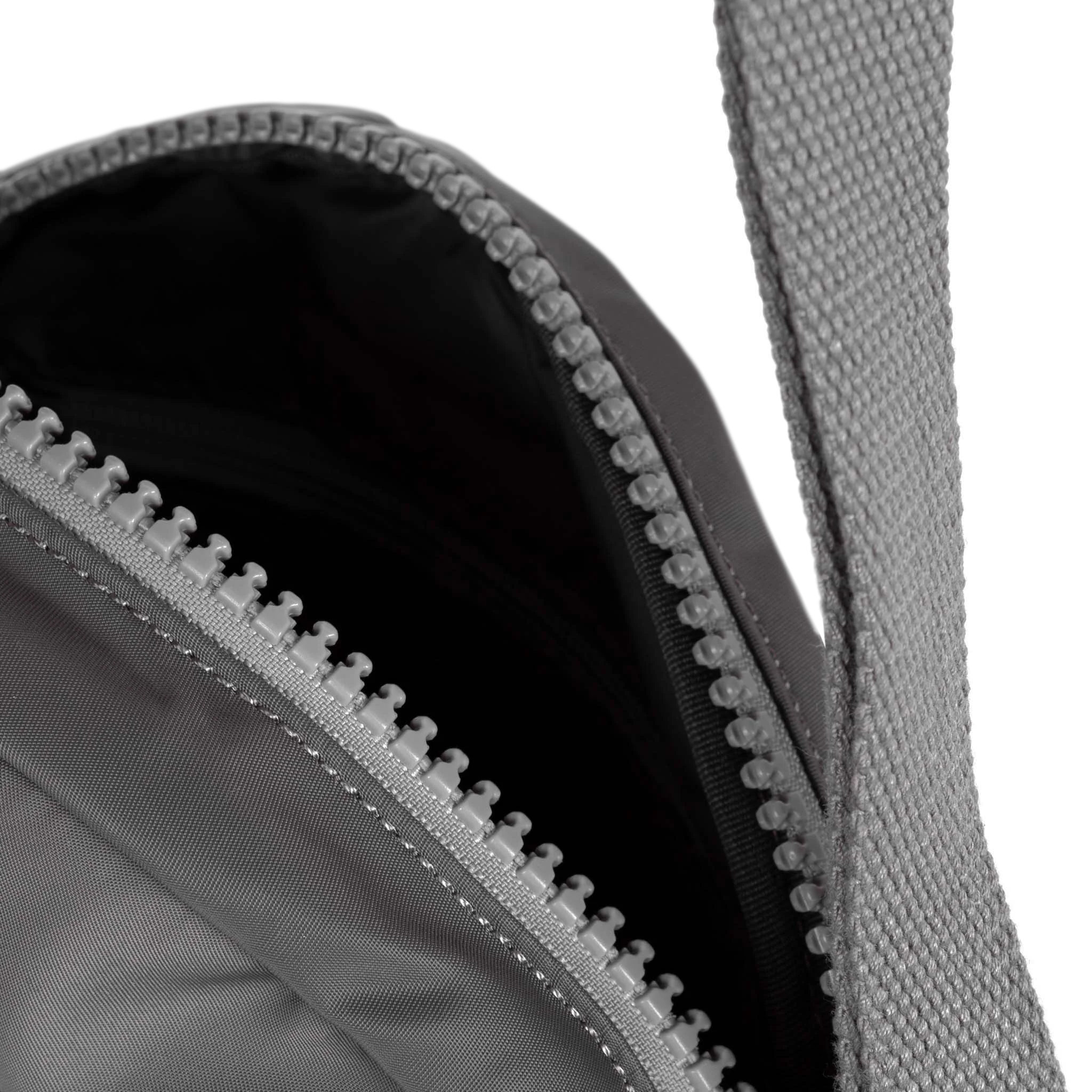 ROKA London - Paddington S crossbody-väska #Färg_Graphite