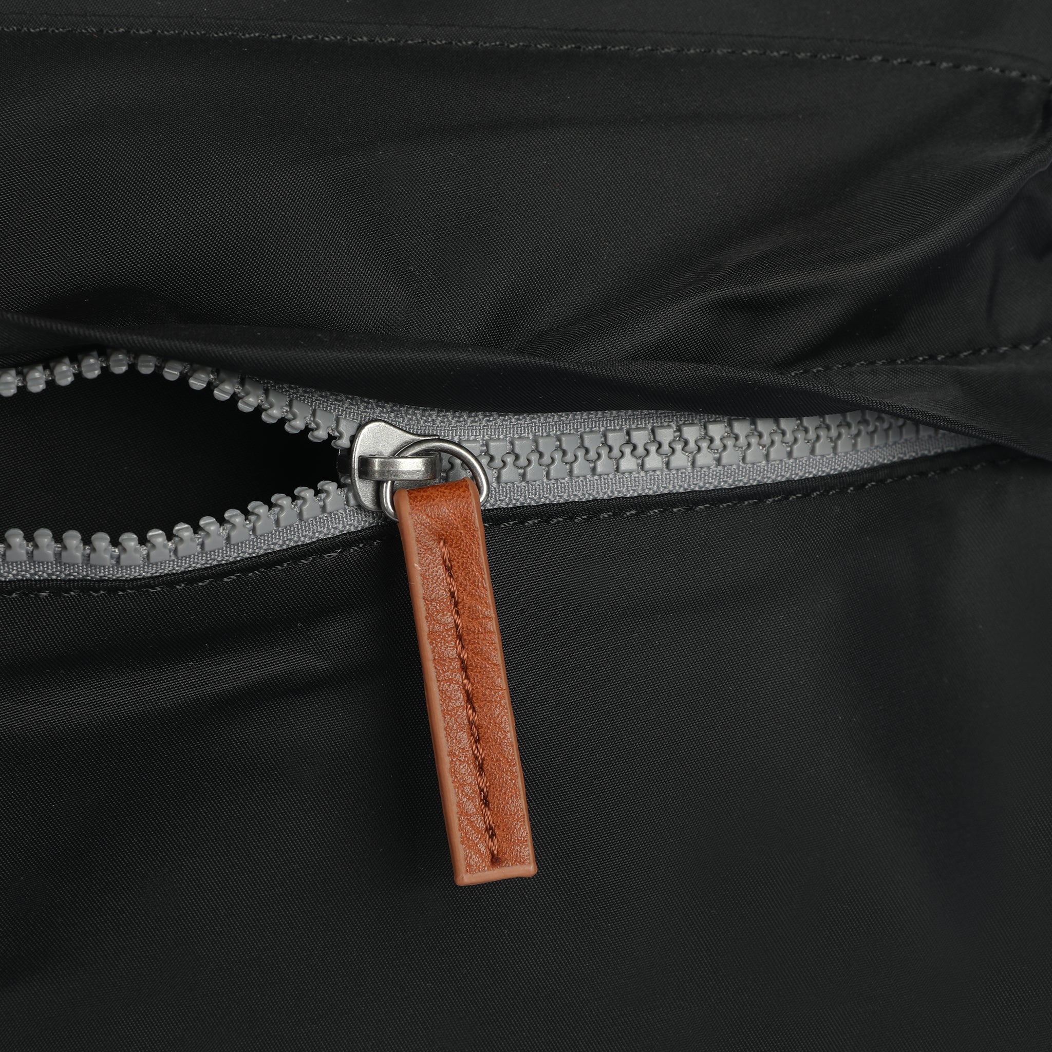 ROKA London - Kennington M crossbody-väska #Färg_Black