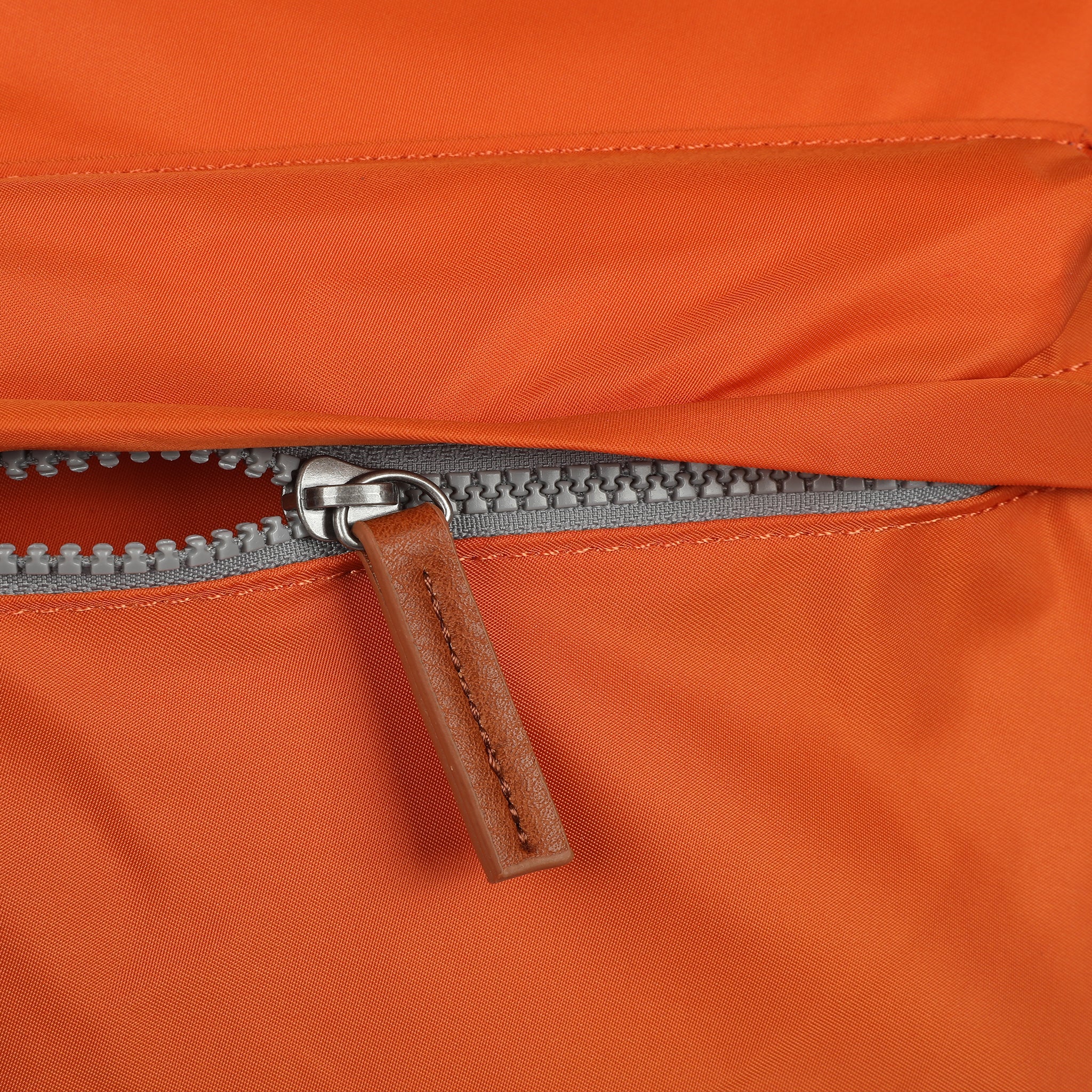 ROKA London - Kennington M crossbody-väska #Färg_Burnt_Orange